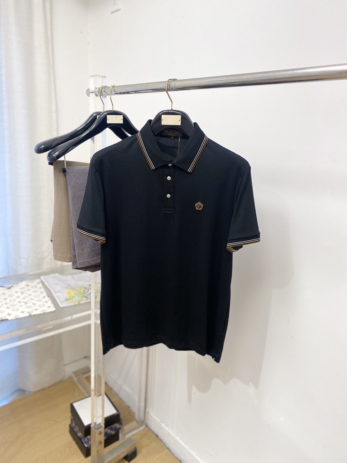 Loro piana、2026新品短袖T恤，帅气时尚，简约百搭款。胸前凹凸印胶图案logo，面料棉 不仅