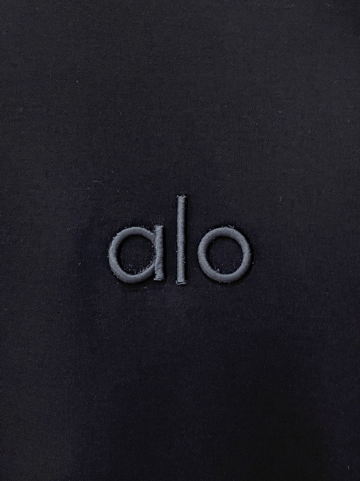 alo、2026新品短袖T恤，帅气时尚，胸前精致刺绣字母logo，简约百搭款。面料棉 不仅挺括，保持潮流