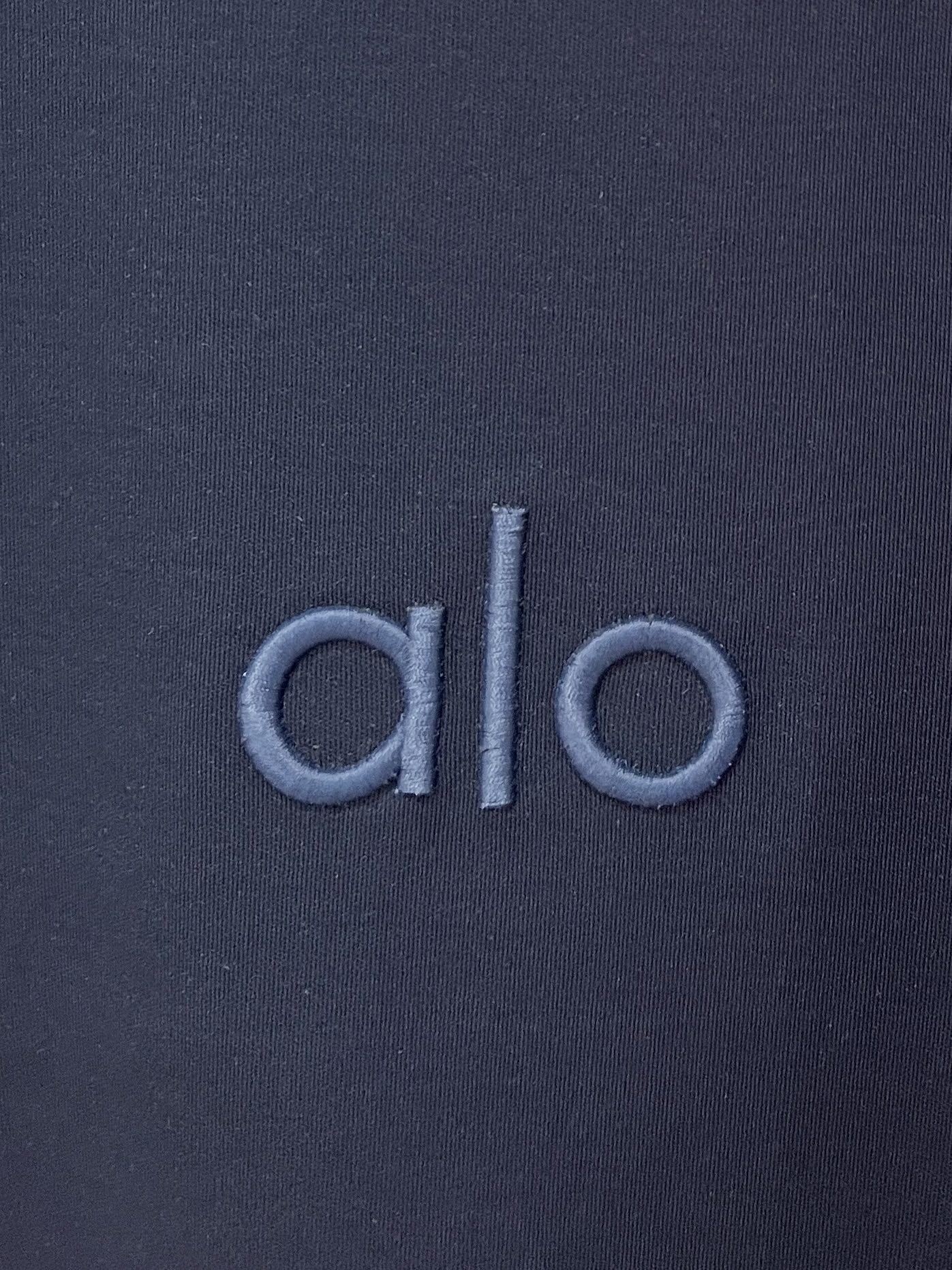 alo、2026新品短袖T恤，帅气时尚，胸前精致刺绣字母logo，简约百搭款。面料棉 不仅挺括，保持潮流