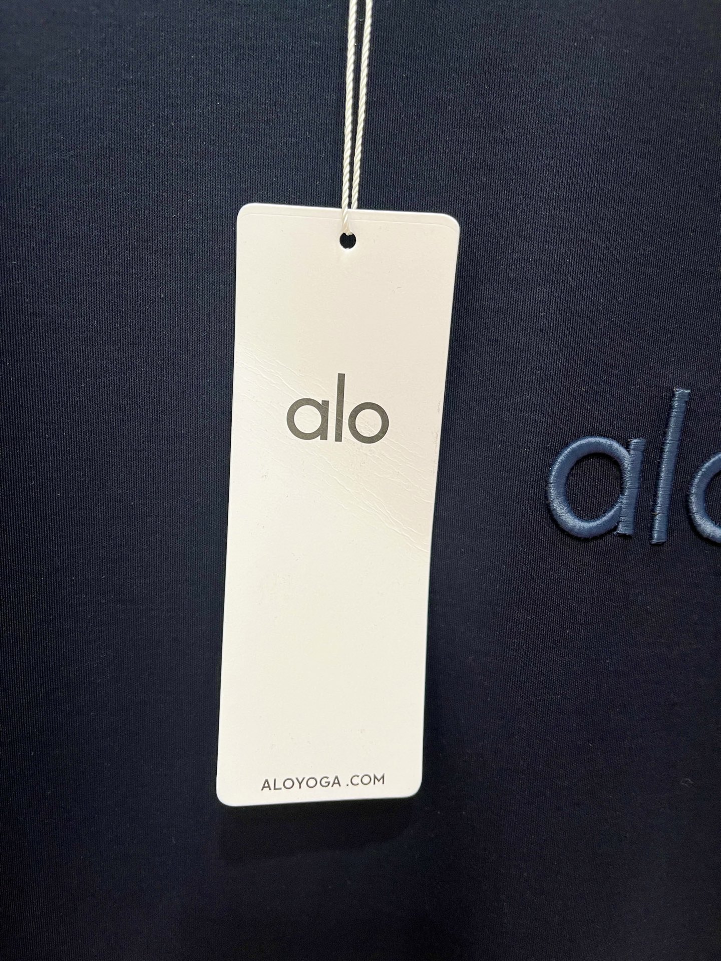 alo、2026新品短袖T恤，帅气时尚，胸前精致刺绣字母logo，简约百搭款。面料棉 不仅挺括，保持潮流