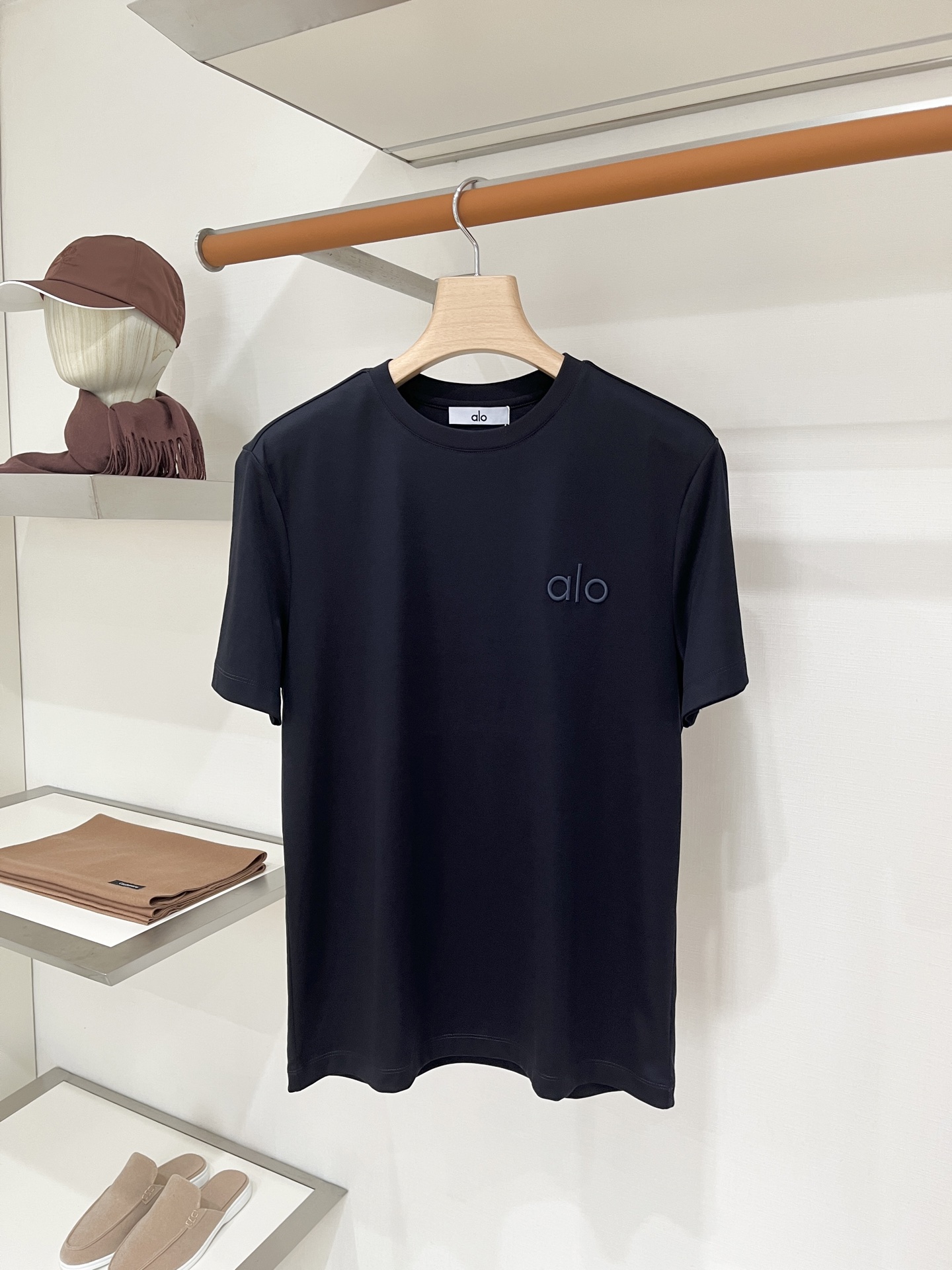 alo、2026新品短袖T恤，帅气时尚，胸前精致刺绣字母logo，简约百搭款。面料棉 不仅挺括，保持潮流