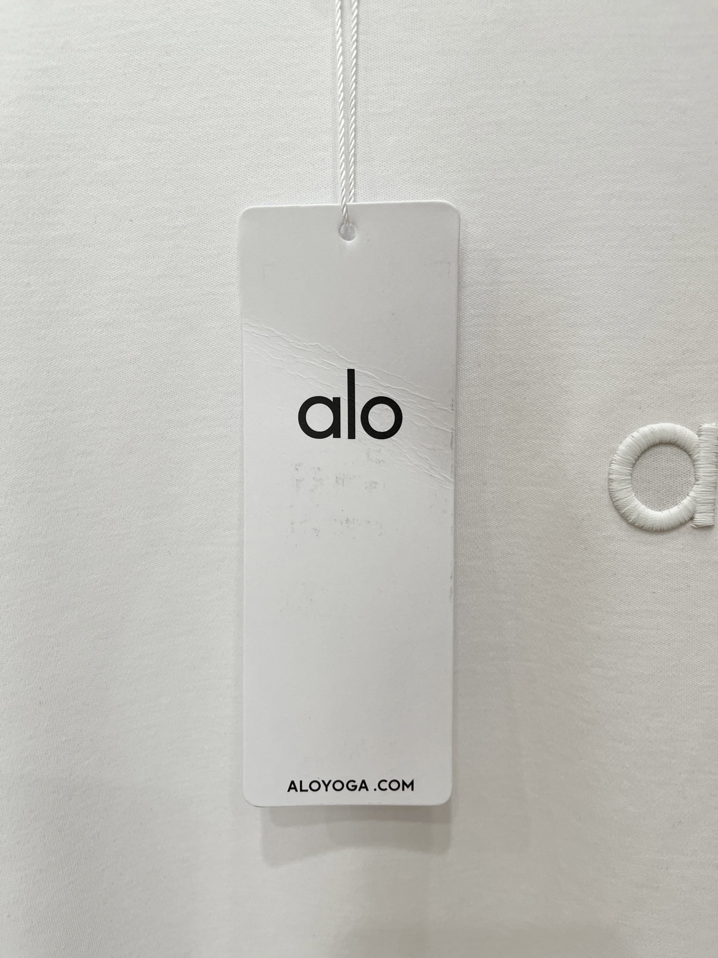 alo、2026新品短袖T恤，帅气时尚，胸前精致刺绣字母logo，简约百搭款。面料棉 不仅挺括，保持潮流