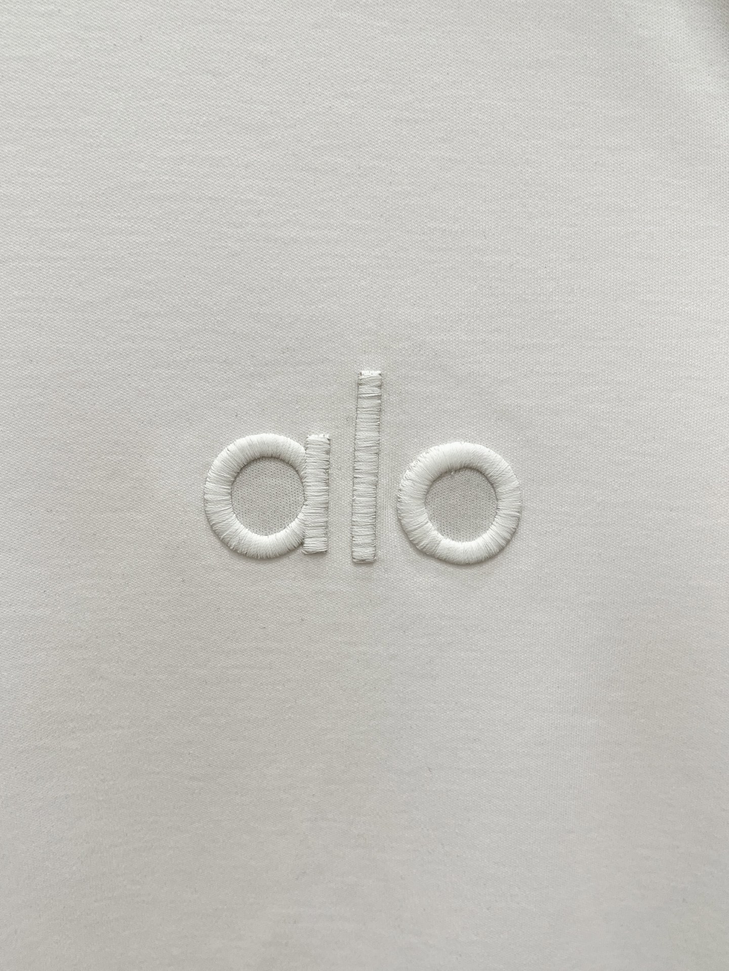 alo、2026新品短袖T恤，帅气时尚，胸前精致刺绣字母logo，简约百搭款。面料棉 不仅挺括，保持潮流