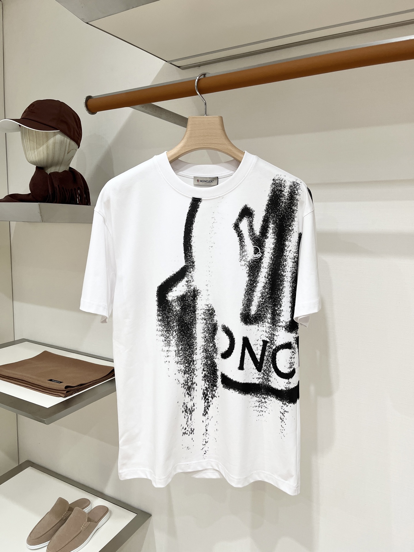蒙口、2026新品短袖T恤，帅气时尚，胸前顶级印花图案字母logo，简约百搭款。面料棉 不仅挺括，保持潮