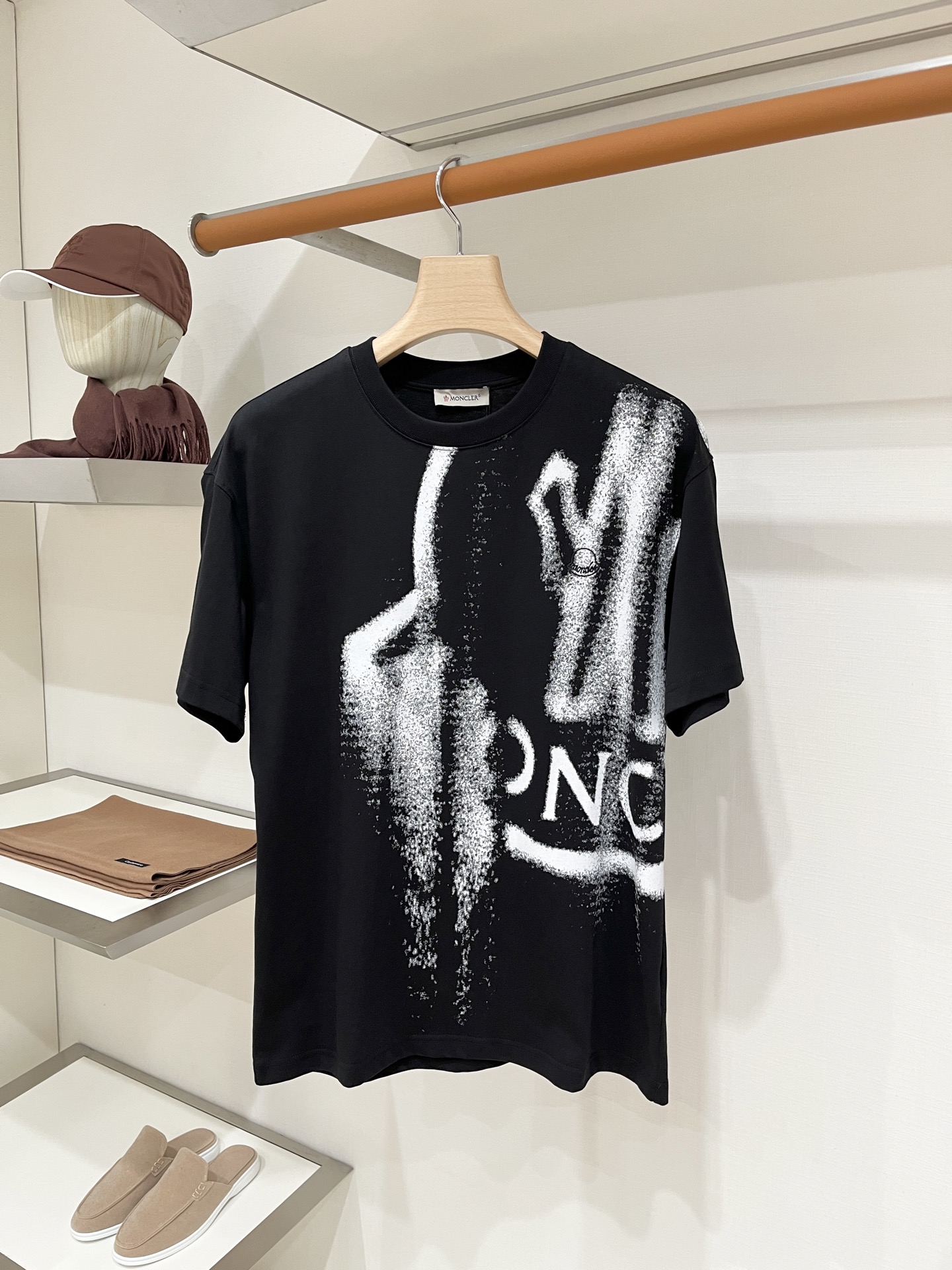 蒙口、2026新品短袖T恤，帅气时尚，胸前顶级印花图案字母logo，简约百搭款。面料棉 不仅挺括，保持潮