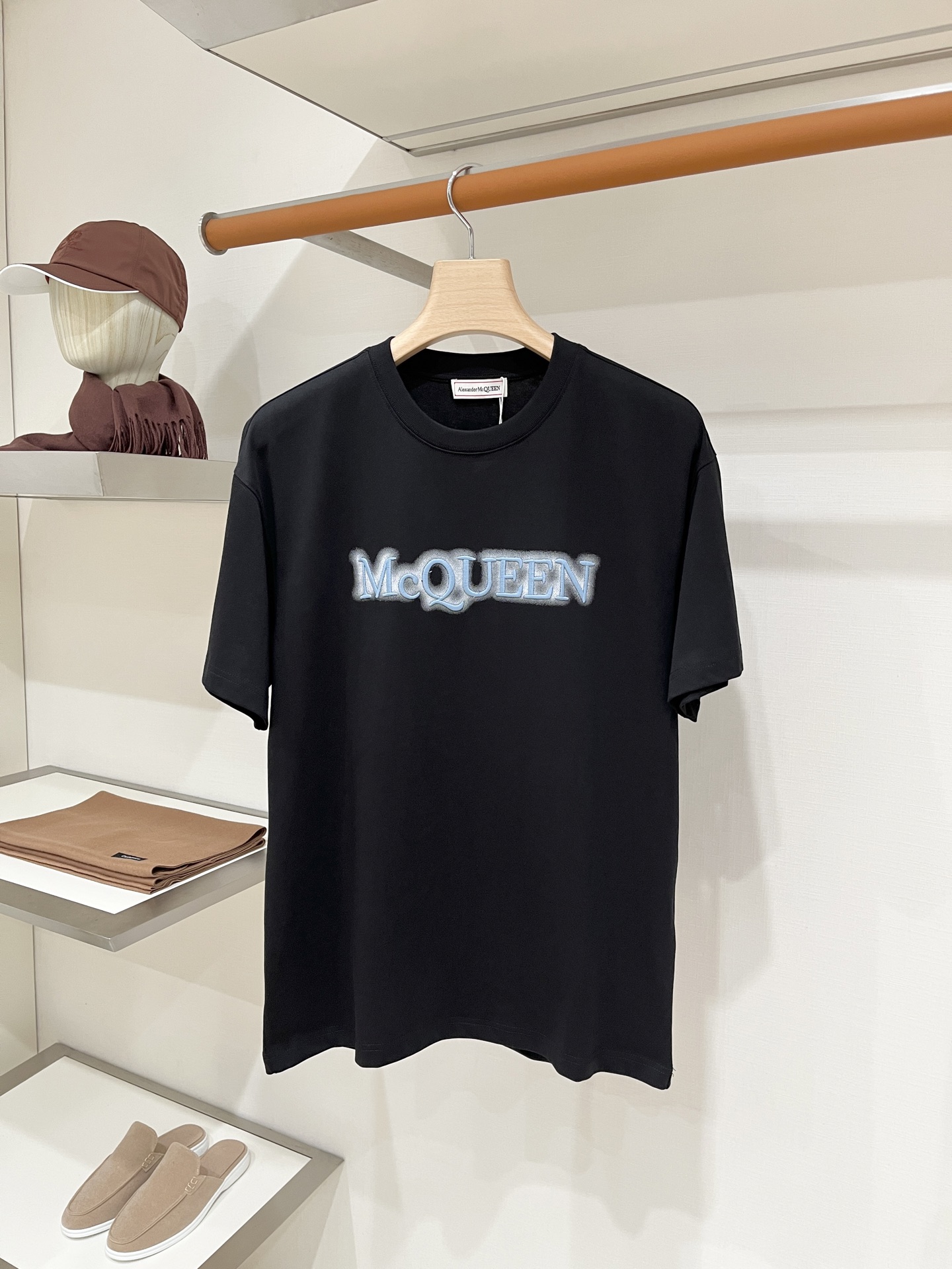 Alexander McQueen（亚历山大麦昆）、2026新品短袖T恤，帅气时尚，胸前精致刺绣字母lo