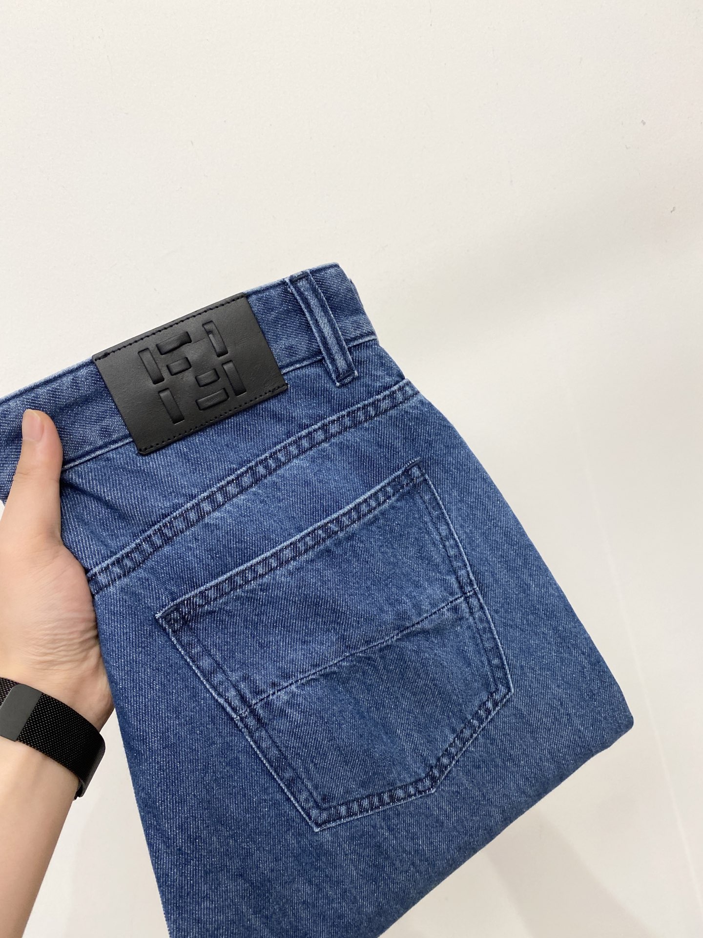 NO:935582,Fendi, 2026 latest products, available at counters at the same time, original goods, washed casual jeans, imported original washed stretch fabrics, comfortable and elastic, original hardware accessories decorated with logo, super correct version, extremely high grade, counter quality, fashionable and stylish upper body, code number 30-38,,fendi,jeans,19860909芬迪、2026最新品,专柜同步有售,原单狠货,水洗休闲牛仔裤,进口原版水洗弹力面料,舒适有弹性,原版五金辅料装饰logo,版型超正,档次极高,专柜品质,上身时尚有型,码数30-38,,fendi,jeans,,Men's clothing
