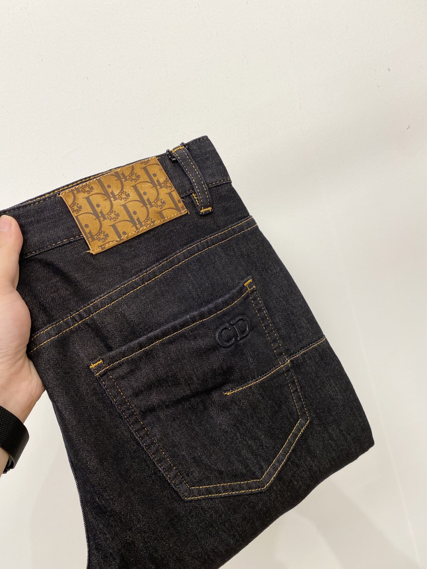 NO:935588,Dior, 2026 latest products, available at counters simultaneously, original goods, washed casual jeans, imported original washed stretch fabrics, comfortable and elastic, original hardware accessories decorated with logo, super correct version, extremely high grade, counter quality, fashionable and stylish upper body, code number 29-38,, dior, jeans,19860909迪奥、2026最新品,专柜同步有售,原单狠货,水洗休闲牛仔裤,进口原版水洗弹力面料,舒适有弹性,原版五金辅料装饰logo,版型超正,档次极高,专柜品质,上身时尚有型,码数29-38,,dior,jeans,,Men's clothing