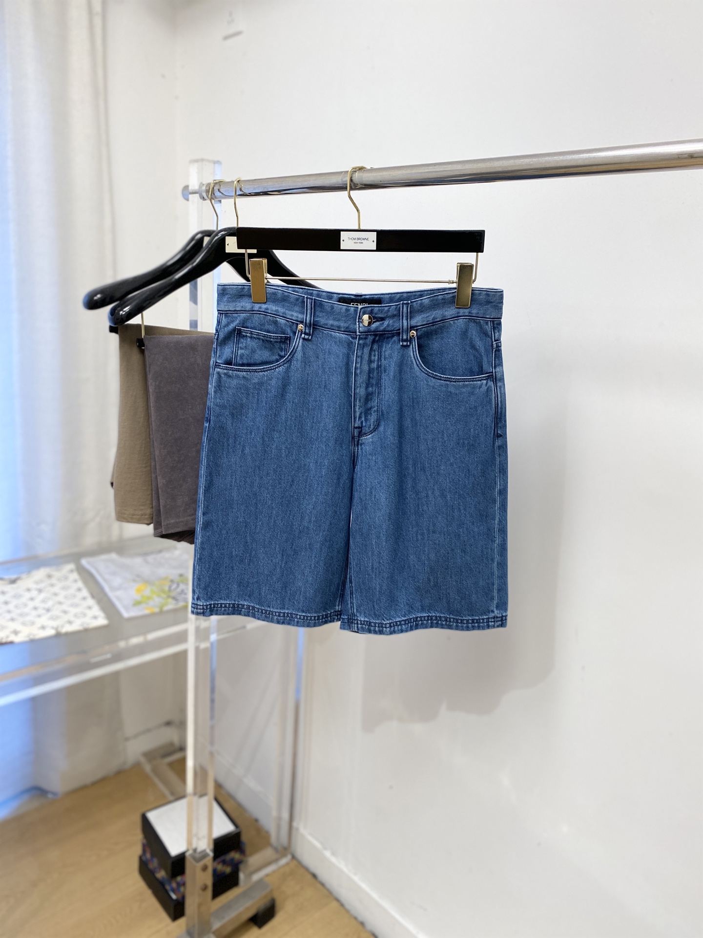 NO:935594,Fendi, 2026 latest products, available at counters at the same time, original goods, washed casual denim shorts, imported original washed stretch fabrics, comfortable and elastic, original hardware accessories decorated with logo, super correct version, extremely high grade, counter quality, fashionable and stylish upper body, code number 30-38,, fendi, shorts,19860909芬迪、2026最新品,专柜同步有售,原单狠货,水洗休闲牛仔短裤,进口原版水洗弹力面料,舒适有弹性,原版五金辅料装饰logo,版型超正,档次极高,专柜品质,上身时尚有型,码数30-38,,fendi,shorts,,Men's clothing