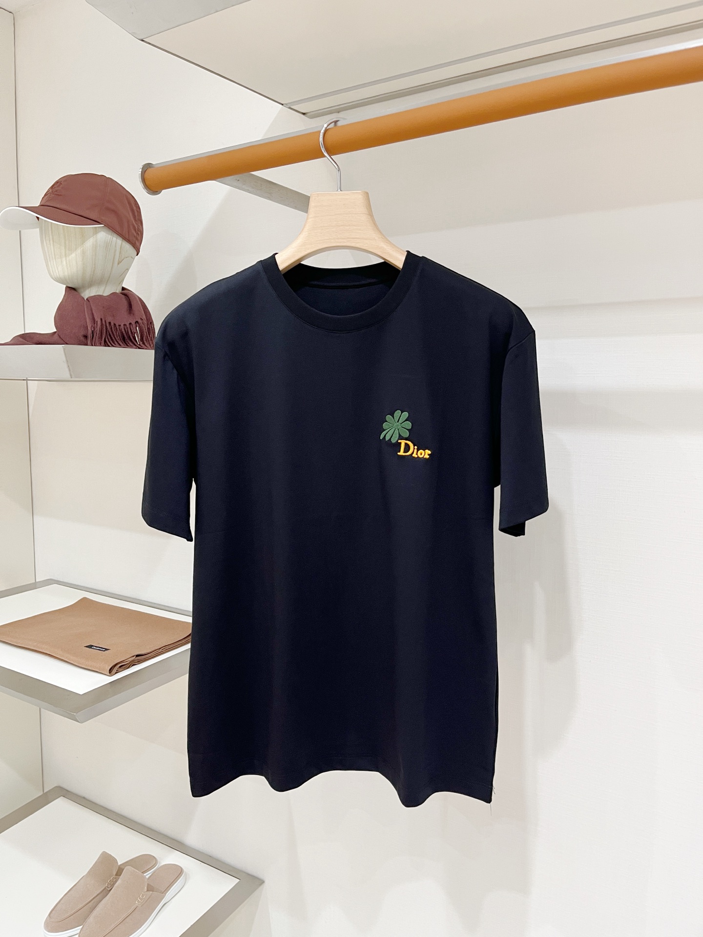 NO:935595,Dior, 2026 new short-sleeved T-shirt, handsome and fashionable, exquisite embroidery pattern letter logo on the chest, simple and versatile. The fabric cotton is not only crisp and maintains the trendy silhouette, but also comfortable to wear, and the yarn is more delicate. Size M-3XL, dior, T-shirt, tees, t-shirt,19860909迪奥、2026新品短袖T恤,帅气时尚,胸前精致刺绣图案字母logo,简约百搭款.面料棉 不仅挺括,保持潮流的廓形,又穿着舒适,纱织更细腻,码数M-3XL,,dior,T-shirt,tees，t-shirt,,Men's clothing