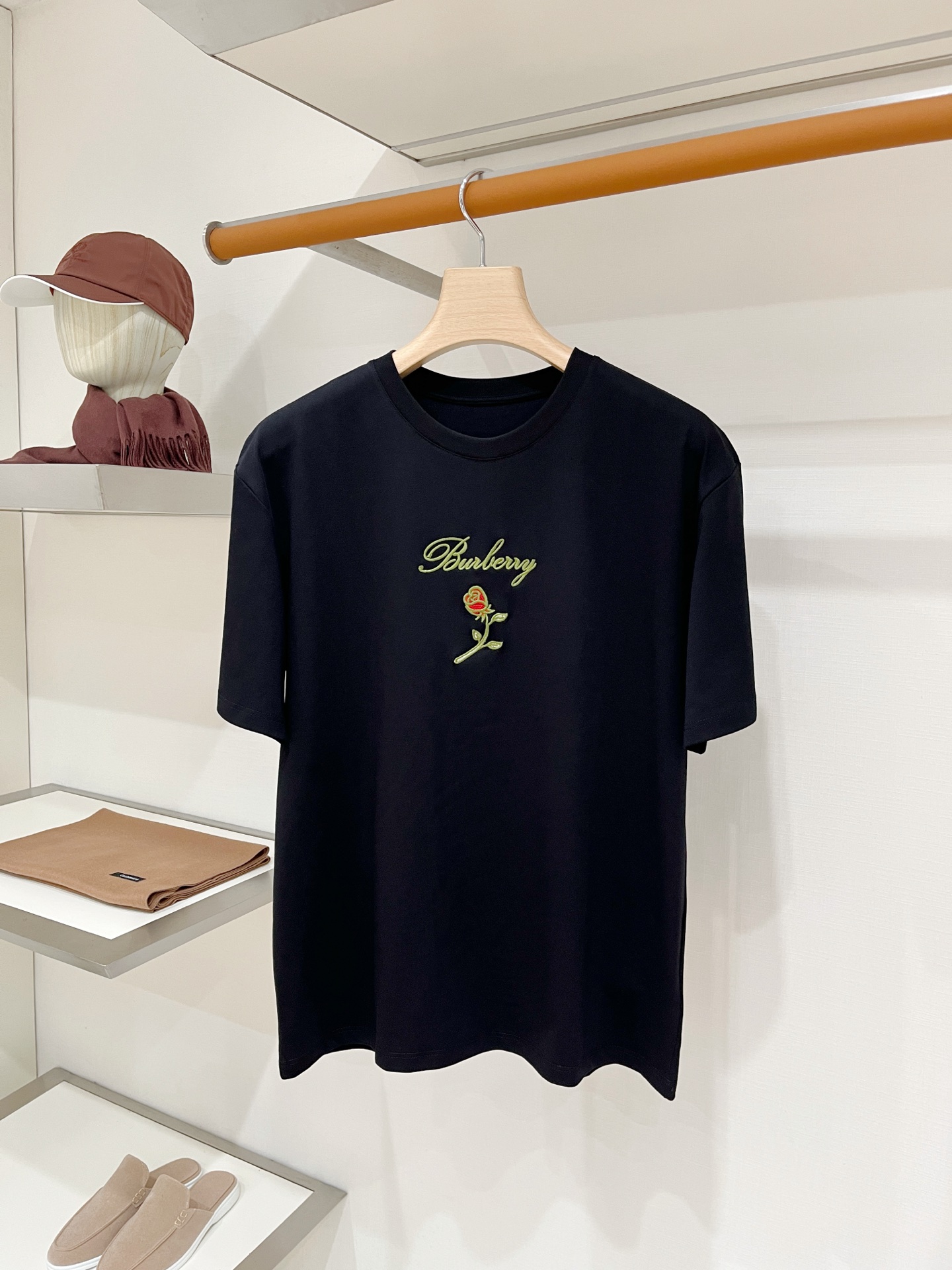 NO:935593,Burberry, 2026 new short-sleeved T-shirt, handsome and fashionable, exquisite embroidery pattern letter logo on the chest, simple and versatile. The fabric cotton is not only crisp and maintains the trendy silhouette, but also comfortable to wear, and the yarn is more delicate. The size is M-3XL,, burberry, T-shirt, tees, t-shirt,19860909巴宝莉、2026新品短袖T恤,帅气时尚,胸前精致刺绣图案字母logo,简约百搭款.面料棉 不仅挺括,保持潮流的廓形,又穿着舒适,纱织更细腻,码数M-3XL,,burberry,T-shirt,tees，t-shirt,,Men's clothing