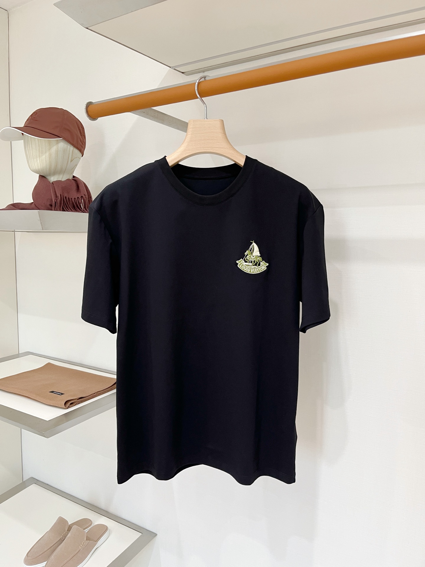 NO:935591,Louis Vuitton, 2026 new short-sleeved T-shirt, handsome and fashionable, exquisite embroidery pattern letter logo on the chest, simple and versatile. The fabric cotton is not only crisp and maintains the trendy silhouette, but also comfortable to wear, the yarn is more delicate, the size is M-3XL,, louis vuitton, T-shirt, tees, t-shirt,19860909路易威登、2026新品短袖T恤,帅气时尚,胸前精致刺绣图案字母logo,简约百搭款.面料棉 不仅挺括,保持潮流的廓形,又穿着舒适,纱织更细腻、码数M-3XL,,louis vuitton,T-shirt,tees，t-shirt,,Men's clothing