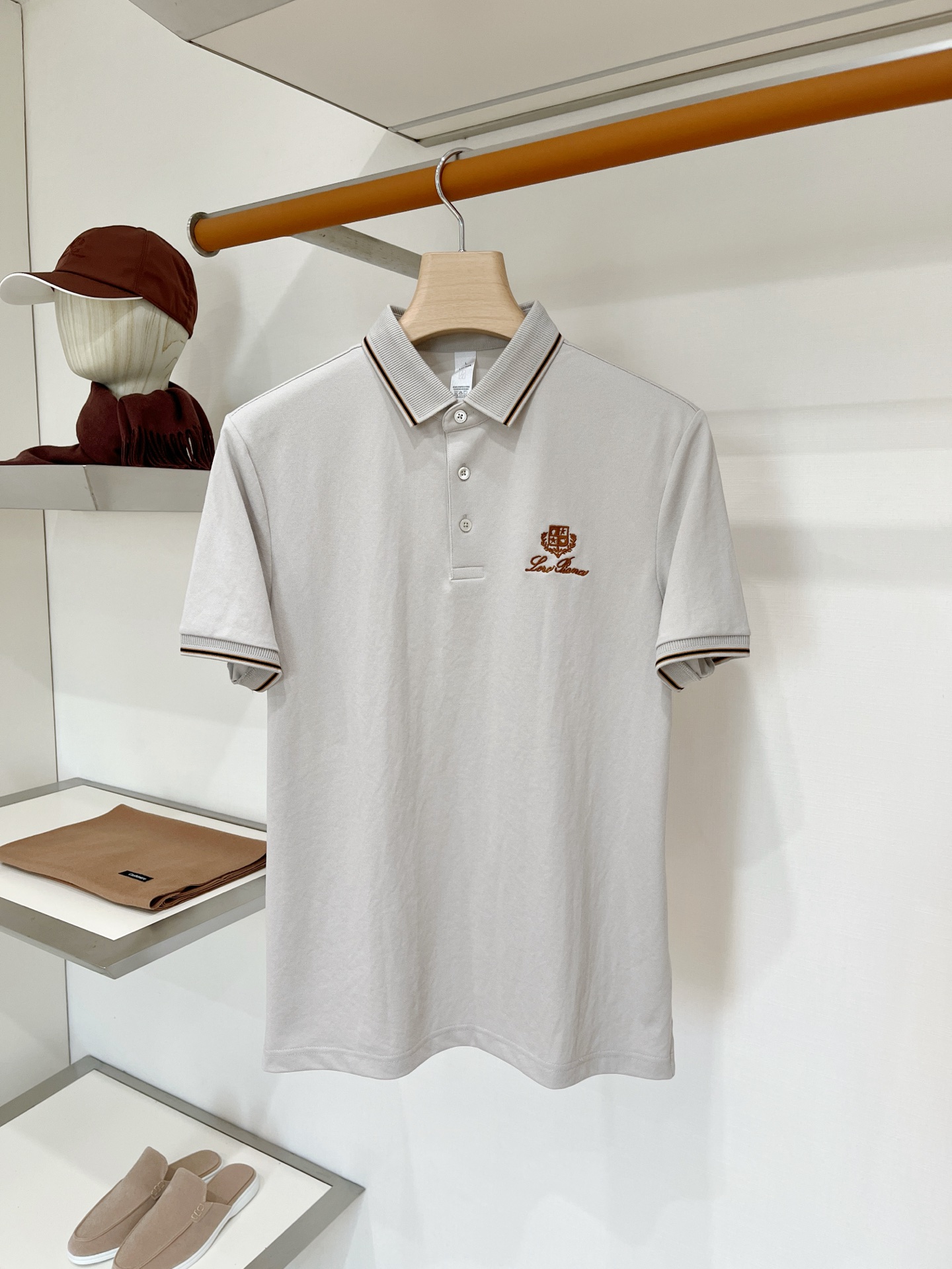 NO:935600,LP, 2026 new short-sleeved T-shirt, handsome and fashionable, simple and versatile. Exquisitely embroidered letter logo on the chest. The fabric is cotton. It is not only crisp and maintains the trendy silhouette, but also comfortable to wear. The yarn is more delicate. Size M-3XL, loro piana, T-shirt, tees, t-shirt,19860909LP、2026新品短袖T恤,帅气时尚,简约百搭款.胸前精致刺绣图案字母logo,面料棉 不仅挺括,保持潮流的廓形,又穿着舒适,纱织更细腻,码数M-3XL,,loro piana,T-shirt,tees，t-shirt,,Men's clothing