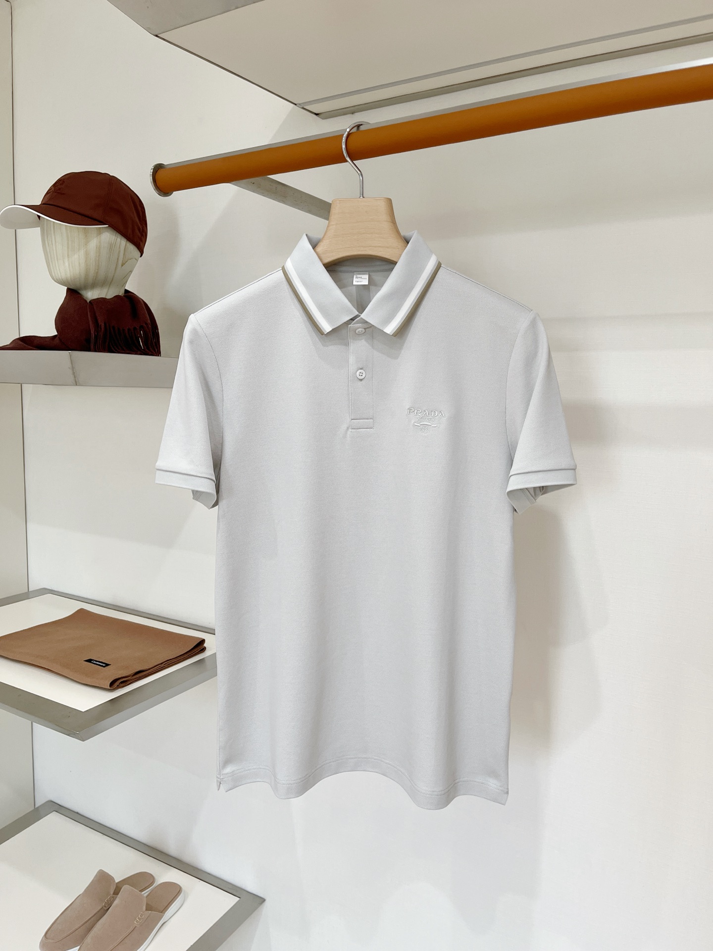 NO:935589,Prada, 2026 new short-sleeved T-shirt, handsome and fashionable, simple and versatile. Exquisite embroidered logo on the chest, cotton fabric is not only crisp and maintains the trendy silhouette, but also comfortable to wear, the yarn is more delicate, size M-3XL,, prada, T-shirt, tees, t-shirt,19860909普拉达、2026新品短袖T恤,帅气时尚,简约百搭款.胸前精致刺绣图案logo,面料棉 不仅挺括,保持潮流的廓形,又穿着舒适,纱织更细腻,码数M-3XL,,prada,T-shirt,tees，t-shirt,,Men's clothing