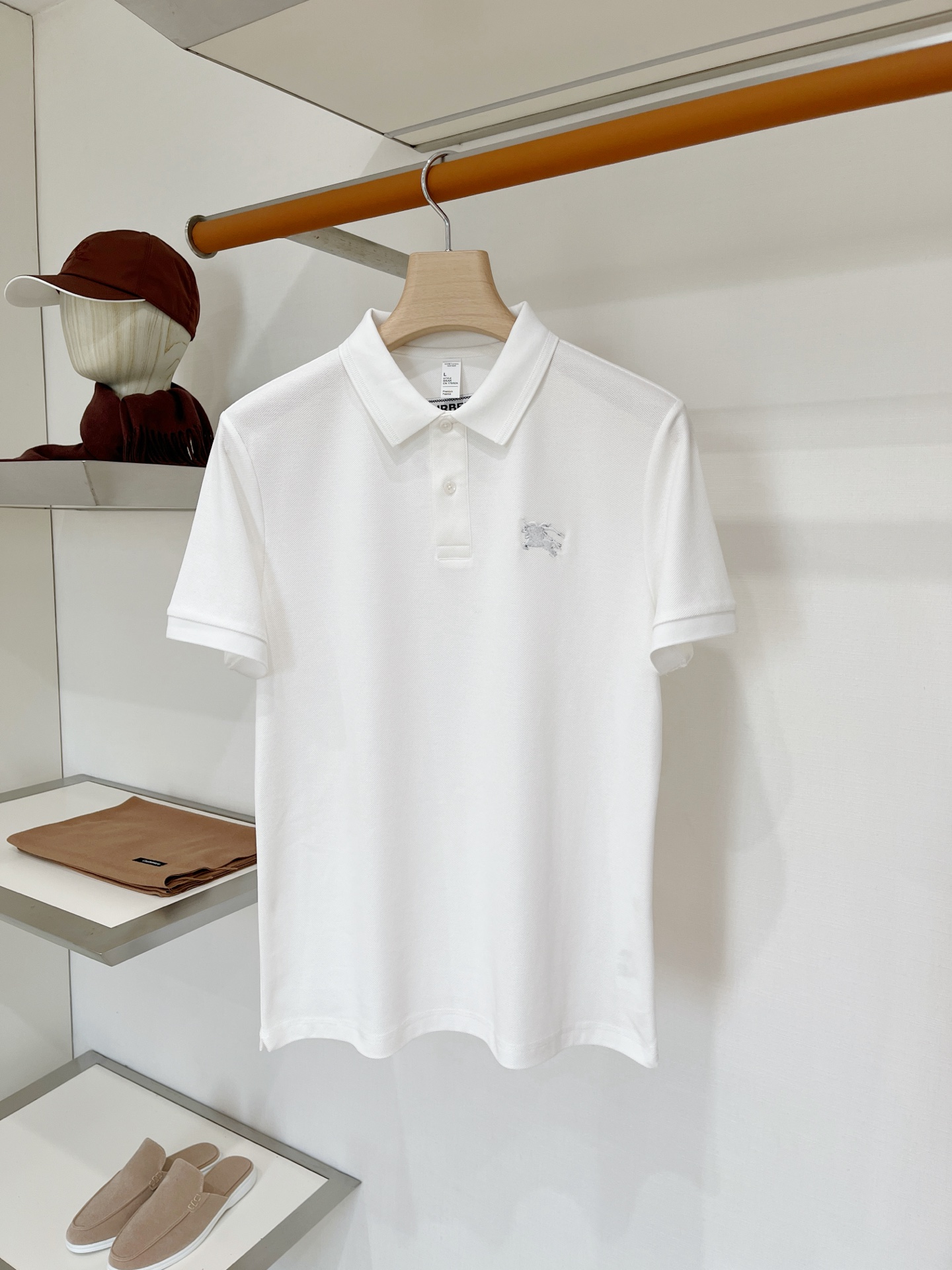 NO:935587,Burberry, 2026 new short-sleeved T-shirt, handsome and fashionable, simple and versatile. Exquisite embroidered logo on the chest. The fabric is cotton. It is not only crisp and maintains the trendy silhouette, but also comfortable to wear. The yarn is more delicate. Size M-3XL, burberry, T-shirt, tees, t-shirt,19860909巴宝莉、2026新品短袖T恤,帅气时尚,简约百搭款.胸前精致刺绣图案logo,面料棉 不仅挺括,保持潮流的廓形,又穿着舒适,纱织更细腻,码数M-3XL,,burberry,T-shirt,tees，t-shirt,,Men's clothing