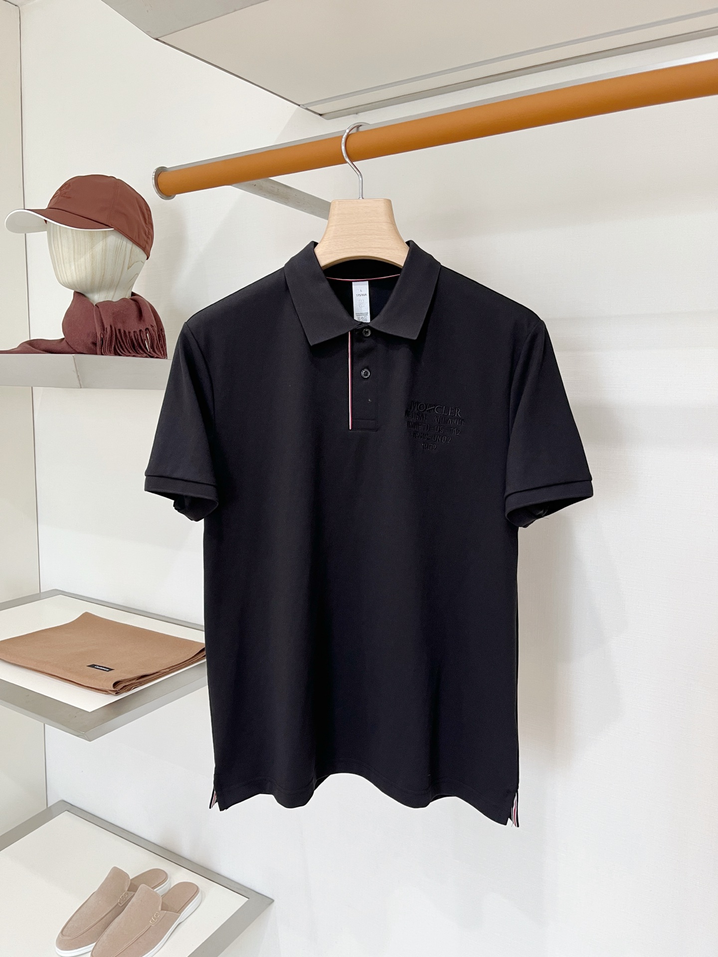 NO:935585,Meng Mouth, 2026 new short-sleeved T-shirt, handsome and fashionable, simple and versatile. Exquisitely embroidered letter logo on the chest. The fabric is cotton. It is not only crisp and maintains the trendy silhouette, but also comfortable to wear. The yarn is more delicate. Size M-3XL, Moncler, T-shirt, tees, t-shirt,19860909蒙口、2026新品短袖T恤,帅气时尚,简约百搭款.胸前精致刺绣字母logo,面料棉 不仅挺括,保持潮流的廓形,又穿着舒适,纱织更细腻,码数M-3XL,,Moncler,T-shirt,tees，t-shirt,,Men's clothing