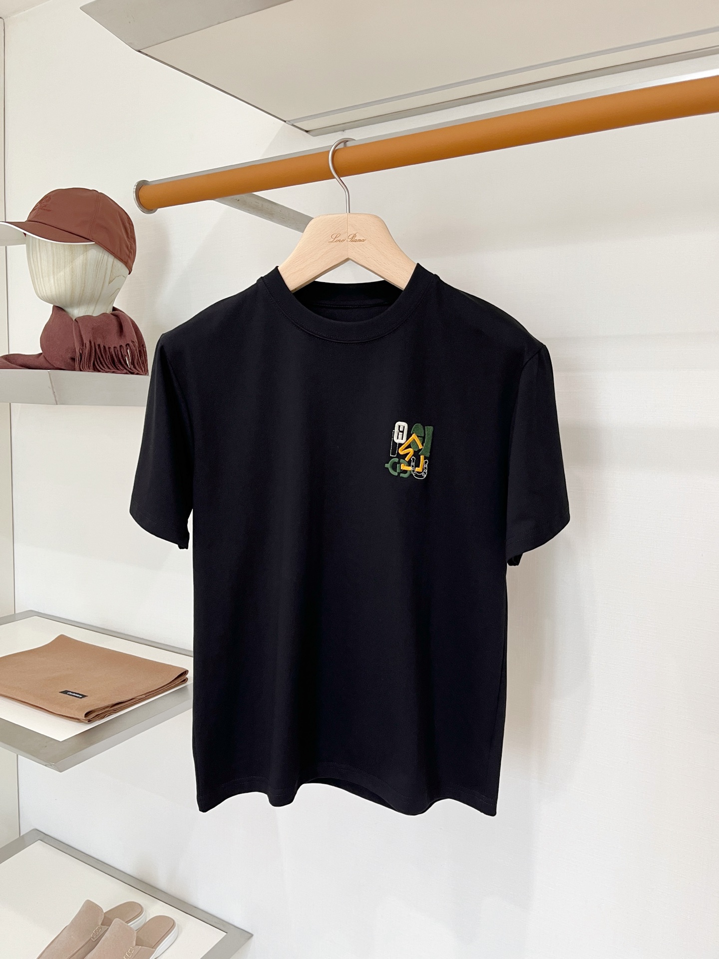 NO:935583,Hermes, 2026 new short-sleeved T-shirt, handsome and fashionable, simple and versatile. Exquisite embroidered logo on the chest, cotton fabric is not only crisp and maintains the trendy silhouette, but also comfortable to wear, the yarn is more delicate, size M-3XL,, hermes, T-shirt, tees, t-shirt,19860909爱马仕、2026新品短袖T恤,帅气时尚,简约百搭款.胸前精致刺绣图案logo,面料棉 不仅挺括,保持潮流的廓形,又穿着舒适,纱织更细腻,码数M-3XL,,hermes,T-shirt,tees，t-shirt,,Men's clothing