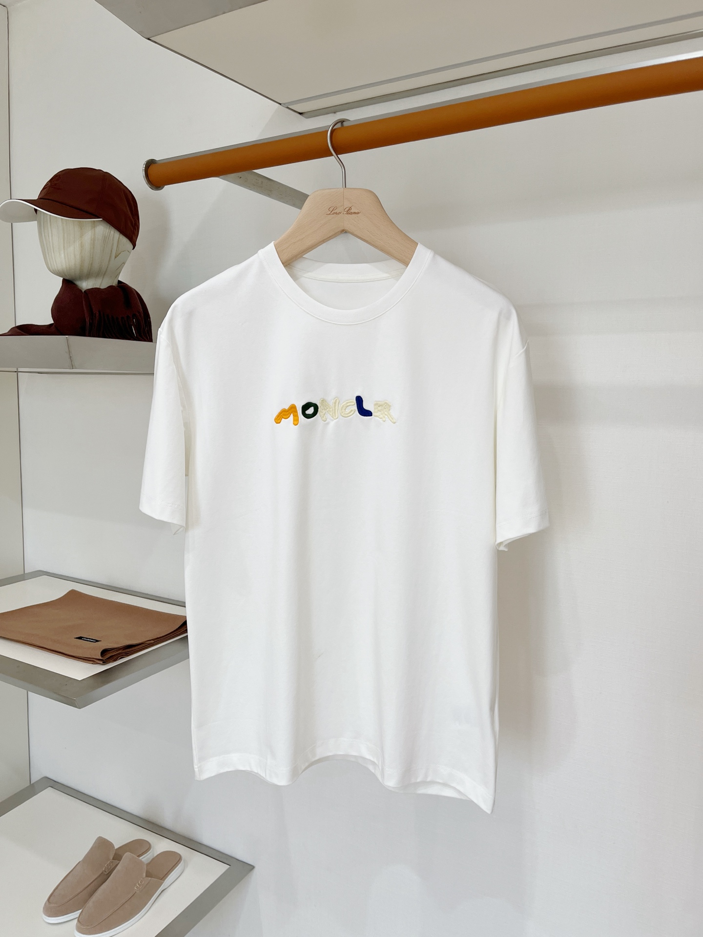NO:935581,Meng Mouth, 2026 new short-sleeved T-shirt, handsome and fashionable, simple and versatile. Exquisitely embroidered letter logo on the chest. The fabric is cotton. It is not only crisp and maintains the trendy silhouette, but also comfortable to wear. The yarn is more delicate. Size M-3XL, Moncler, T-shirt, tees, t-shirt,19860909蒙口、2026新品短袖T恤,帅气时尚,简约百搭款.胸前精致刺绣字母logo,面料棉 不仅挺括,保持潮流的廓形,又穿着舒适,纱织更细腻,码数M-3XL,,Moncler,T-shirt,tees，t-shirt,,Men's clothing