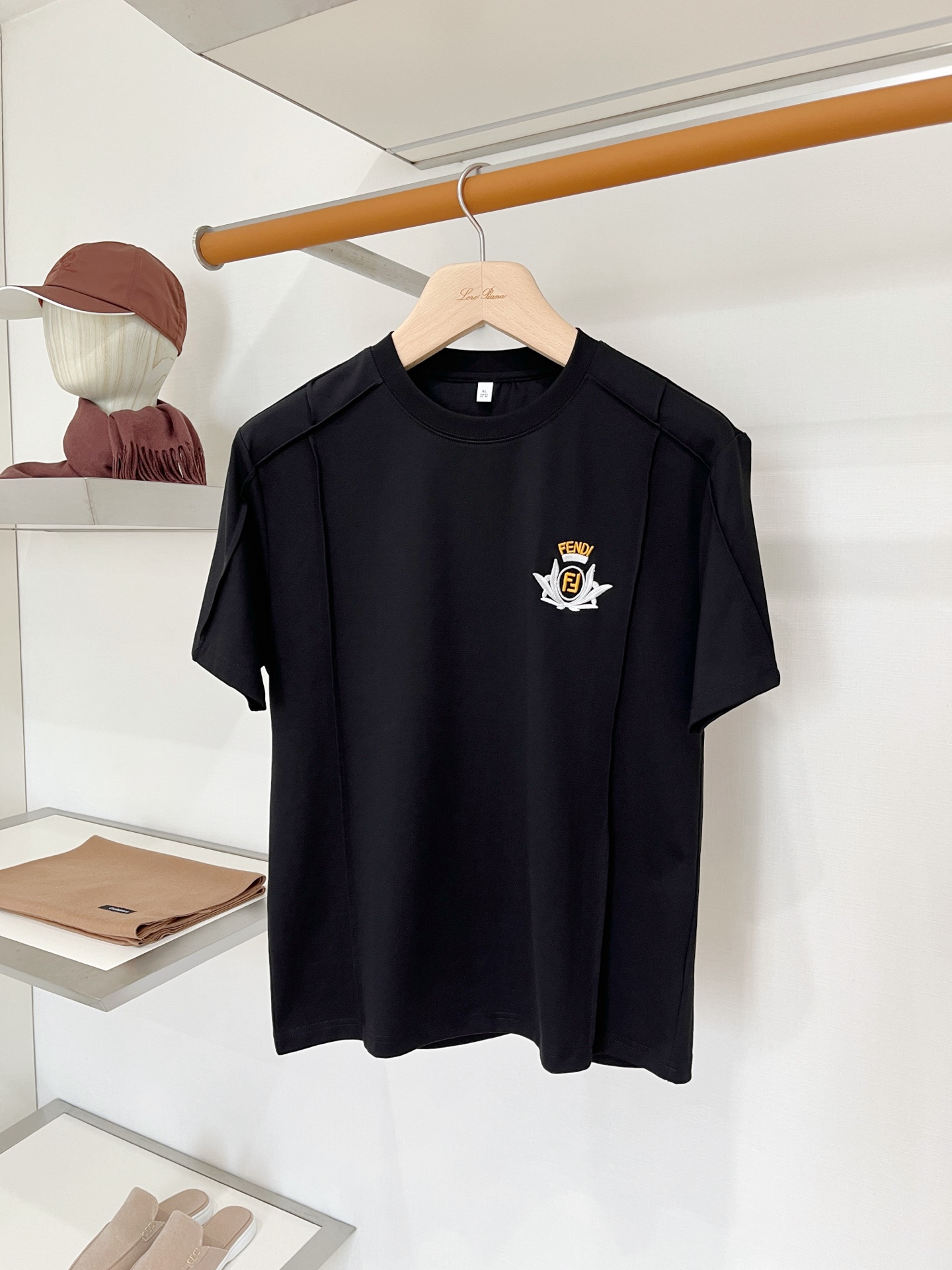 NO:935598,Fendi, 2026 new short-sleeved T-shirt, handsome and fashionable, simple and versatile. Exquisitely embroidered letter logo on the chest. The fabric is cotton. It is not only crisp and maintains the trendy silhouette, but also comfortable to wear. The yarn is more delicate. Size M-3XL,,fendi, T-shirt, tees, t-shirt,19860909芬迪、2026新品短袖T恤,帅气时尚,简约百搭款.胸前精致刺绣图案字母logo,面料棉 不仅挺括,保持潮流的廓形,又穿着舒适,纱织更细腻,码数M-3XL,,fendi,T-shirt,tees，t-shirt,,Men's clothing