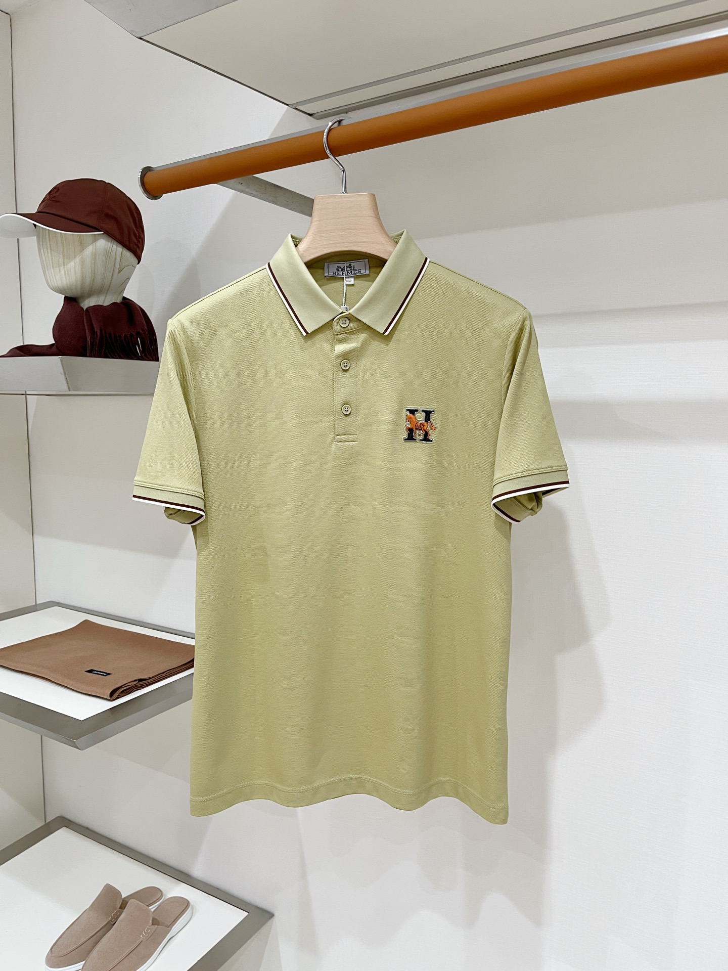 NO:935596,Hermes, 2026 new short-sleeved T-shirt, handsome and fashionable, top-notch printed letter logo on the chest, simple and versatile. The fabric cotton is not only crisp and maintains the trendy silhouette, but also comfortable to wear, the yarn is more delicate, the size is M-3XL,, hermes, T-shirt, tees, t-shirt,19860909爱马仕、2026新品短袖T恤,帅气时尚,胸前顶级印胶图案字母logo,简约百搭款.面料棉 不仅挺括,保持潮流的廓形,又穿着舒适,纱织更细腻、码数M-3XL,,hermes,T-shirt,tees，t-shirt,,Men's clothing