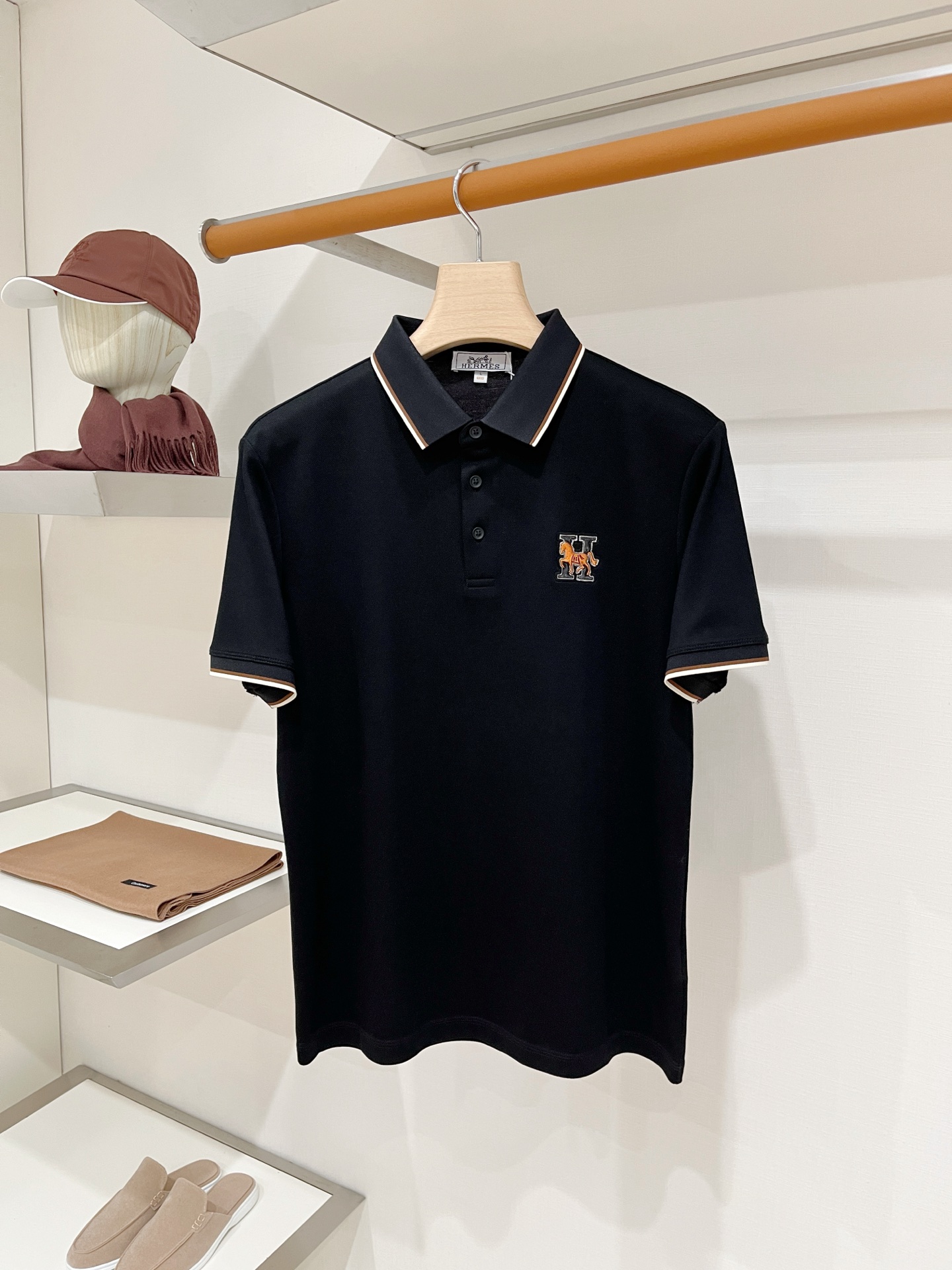 NO:935597,Hermes, 2026 new short-sleeved T-shirt, handsome and fashionable, top-notch printed letter logo on the chest, simple and versatile. The fabric cotton is not only crisp and maintains the trendy silhouette, but also comfortable to wear, the yarn is more delicate, the size is M-3XL,, hermes, T-shirt, tees, t-shirt,19860909爱马仕、2026新品短袖T恤,帅气时尚,胸前顶级印胶图案字母logo,简约百搭款.面料棉 不仅挺括,保持潮流的廓形,又穿着舒适,纱织更细腻、码数M-3XL,,hermes,T-shirt,tees，t-shirt,,Men's clothing