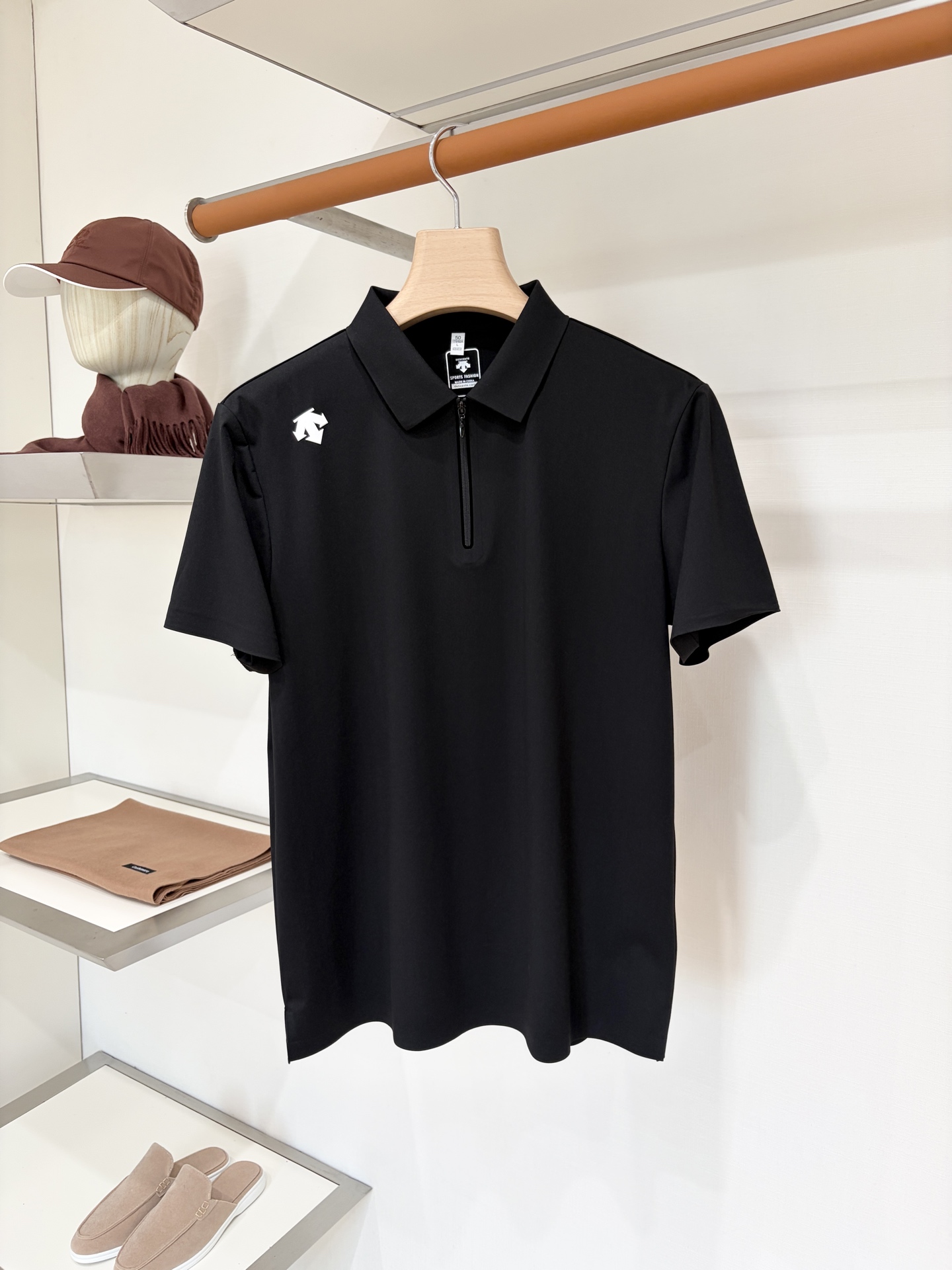 NO:935599,DESCENTE, 2026 new short-sleeved T-shirt, handsome and fashionable, top-notch printed logo on the shoulder, simple and versatile. The mercerized fabric is not only crisp and maintains the trendy silhouette, but also comfortable to wear, and the yarn is more delicate. Size M-2XL,, T-shirt, tees, t-shirt,19860909DESCENTE迪桑特、2026新品短袖T恤,帅气时尚,肩部顶级印胶图案logo,简约百搭款.面料丝光 不仅挺括,保持潮流的廓形,又穿着舒适,纱织更细腻,码数M-2XL,,T-shirt,tees，t-shirt,,Men's clothing