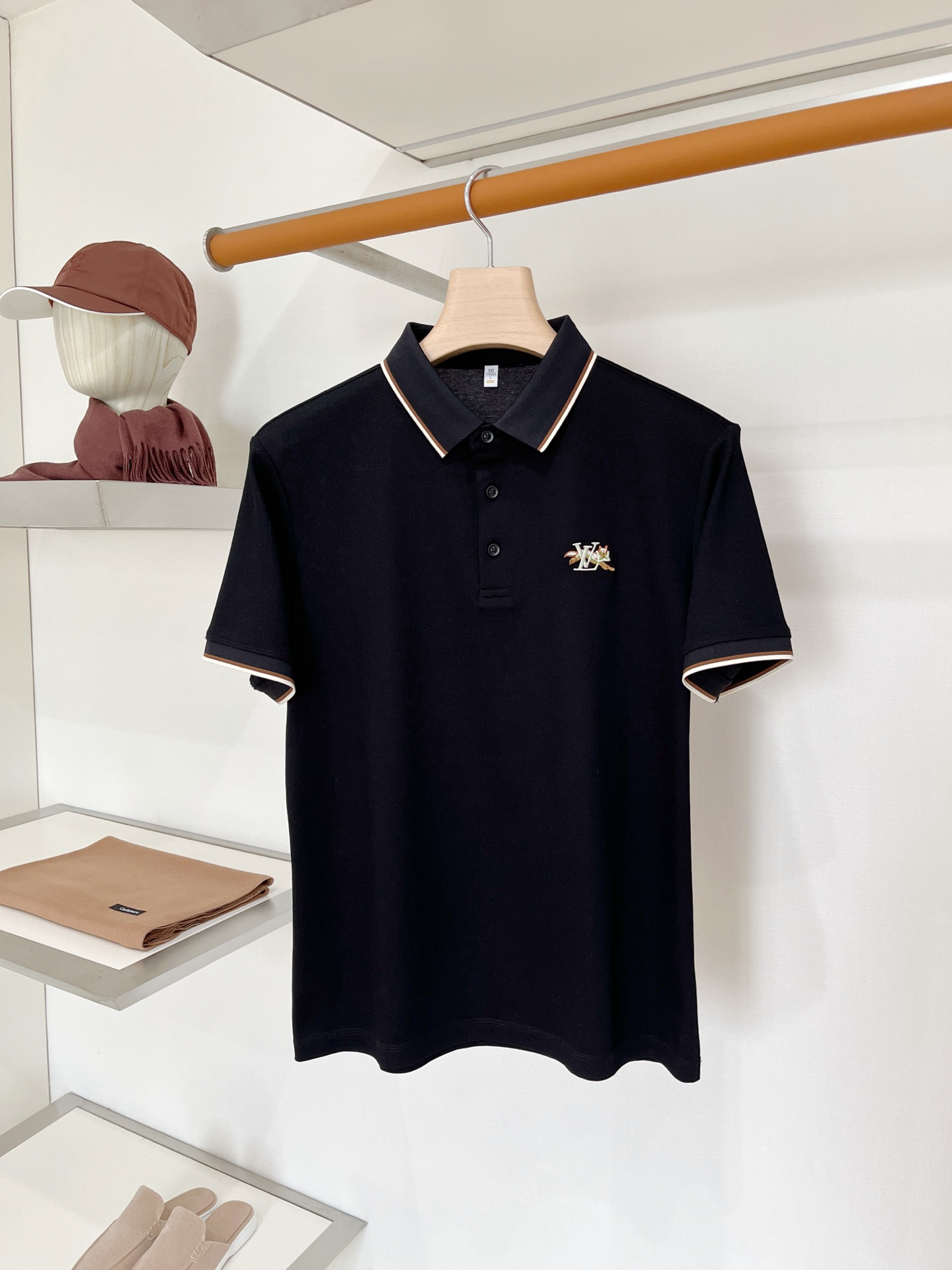 NO:935606,Louis Vuitton, 2026 new short-sleeved T-shirt, handsome and fashionable, exquisite embroidery pattern letter logo on the chest, simple and versatile. The fabric cotton is not only crisp and maintains the trendy silhouette, but also comfortable to wear, the yarn is more delicate, the size is M-3XL,, louis vuitton, T-shirt, tees, t-shirt,19860909路易威登、2026新品短袖T恤,帅气时尚,胸前精致刺绣图案字母logo,简约百搭款.面料棉 不仅挺括,保持潮流的廓形,又穿着舒适,纱织更细腻、码数M-3XL,,louis vuitton,T-shirt,tees，t-shirt,,Men's clothing