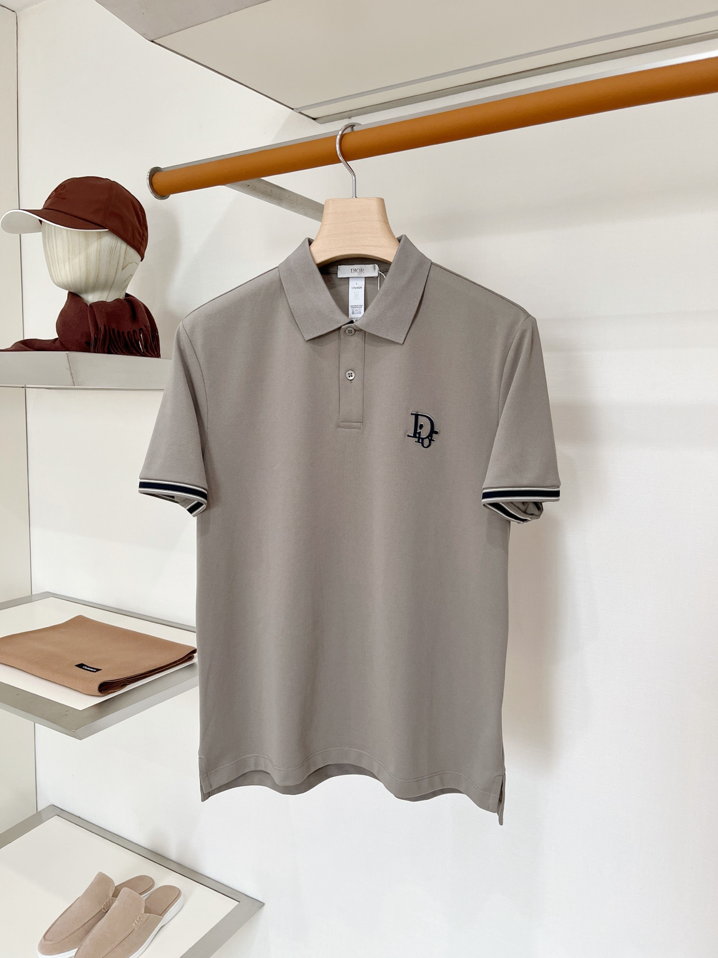 NO:935609,Dior, 2026 new short-sleeved T-shirt, handsome and fashionable, with exquisite embroidered letter logo on the chest, simple and versatile. The fabric cotton is not only crisp and maintains the trendy silhouette, but also comfortable to wear, the yarn is more delicate, the size is M-3XL, dior, T-shirt, tees, t-shirt,19860909迪奥、2026新品短袖T恤,帅气时尚,胸前精致刺绣字母logo,简约百搭款.面料棉 不仅挺括,保持潮流的廓形,又穿着舒适,纱织更细腻、码数M-3XL,,dior,T-shirt,tees，t-shirt,,Men's clothing