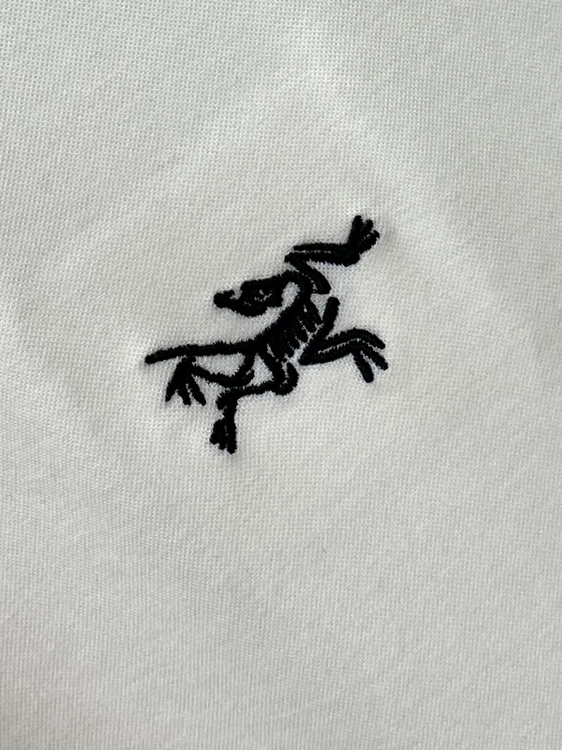 巴宝莉、2026新品短袖T恤，帅气时尚，胸前精致刺绣图案logo，简约百搭款。面料棉 不仅挺括，保持潮流