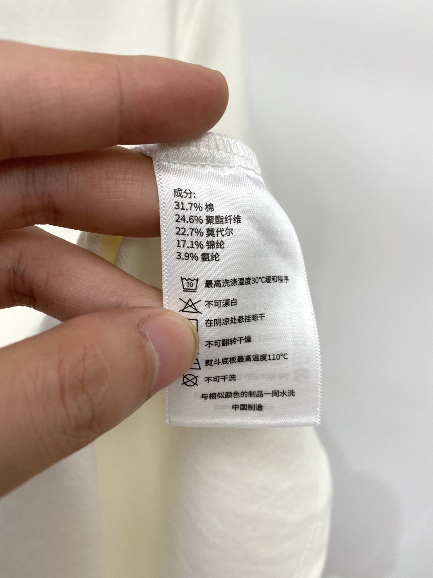 杰尼亚、2026新品短袖T恤，帅气时尚，胸前精致刺绣字母logo，简约百搭款。面料棉 不仅挺括，保持潮流