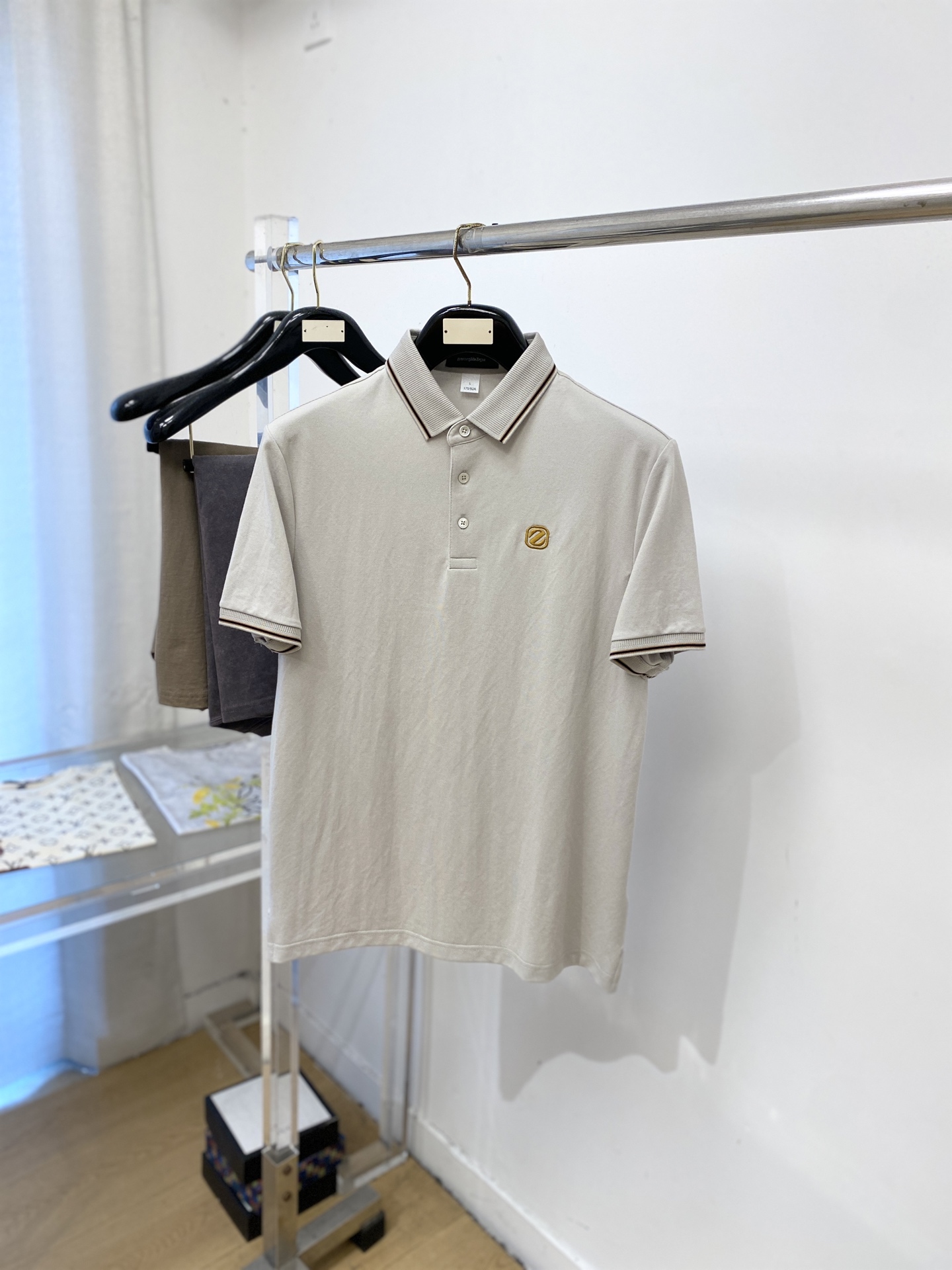NO:935624,Zegna, 2026 new short-sleeved T-shirt, handsome and fashionable, with exquisite embroidered letter logo on the chest, simple and versatile. The fabric cotton is not only crisp and maintains the trendy silhouette, but also comfortable to wear, the yarn is more delicate, the size is M-4XL,,zegna,T-shirt,tees,t-shirt,19860909杰尼亚、2026新品短袖T恤,帅气时尚,胸前精致刺绣字母logo,简约百搭款.面料棉 不仅挺括,保持潮流的廓形,又穿着舒适,纱织更细腻、码数M-4XL,,zegna,T-shirt,tees，t-shirt,,Men's clothing