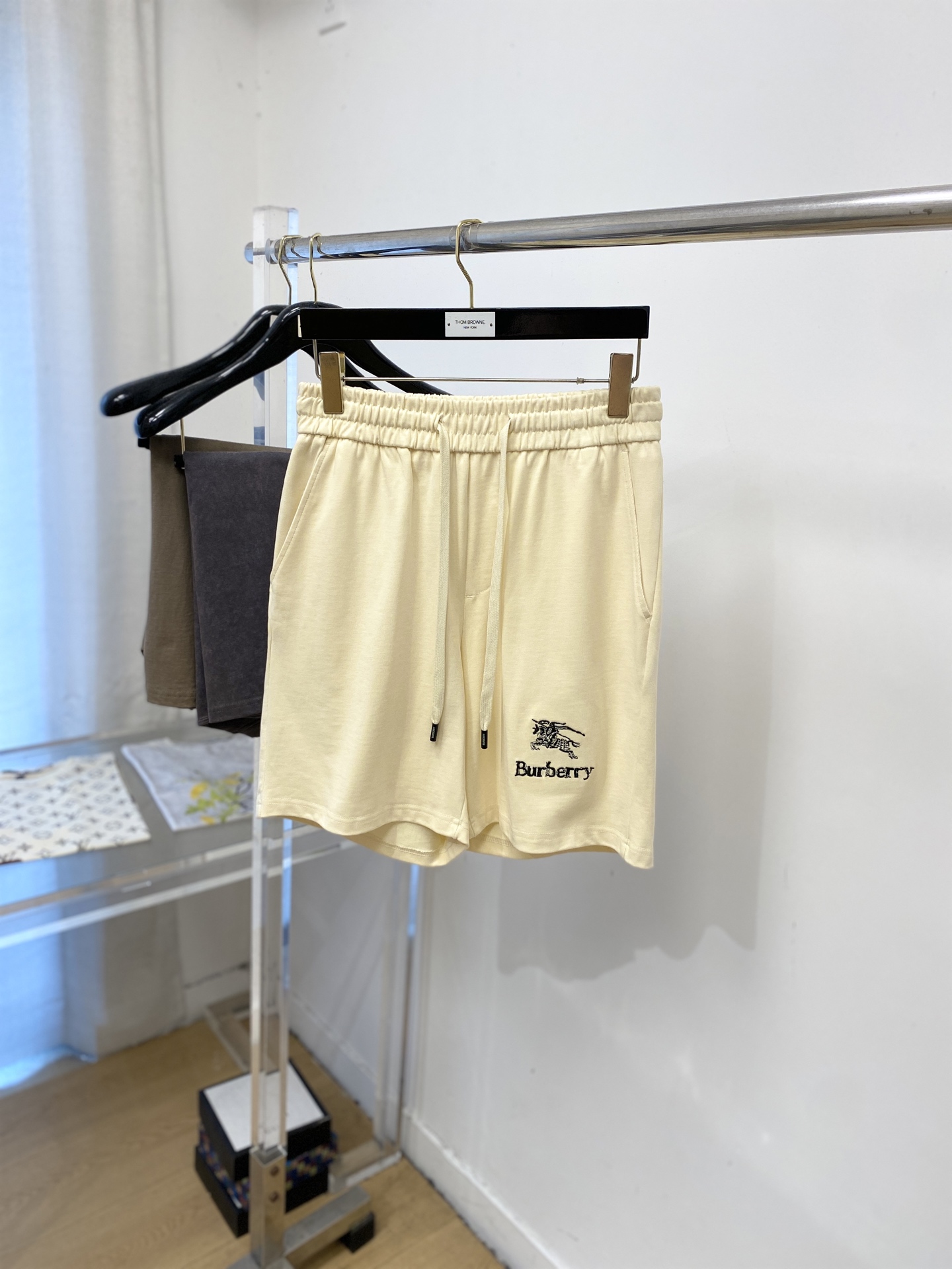 NO:935601,Burberry, 2026 popular casual shorts, high elasticity, slimming, simple and versatile, popular style, fine workmanship, you can see the care in every stitch, favorite of many celebrities and Internet celebrities, elongating body proportions!  Micro-elastic comfortable fabric details body size S-2XL,,burberry,shorts,19860909巴宝莉、2026爆款休闲短裤 高弹显瘦必爆简约百搭爆款,做工精细,每一针都看得到用心,超多明星网红最爱 拉长身材比例哦！微弹 舒适面料 细节体码数S-2XL,,burberry,shorts,,Men's clothing