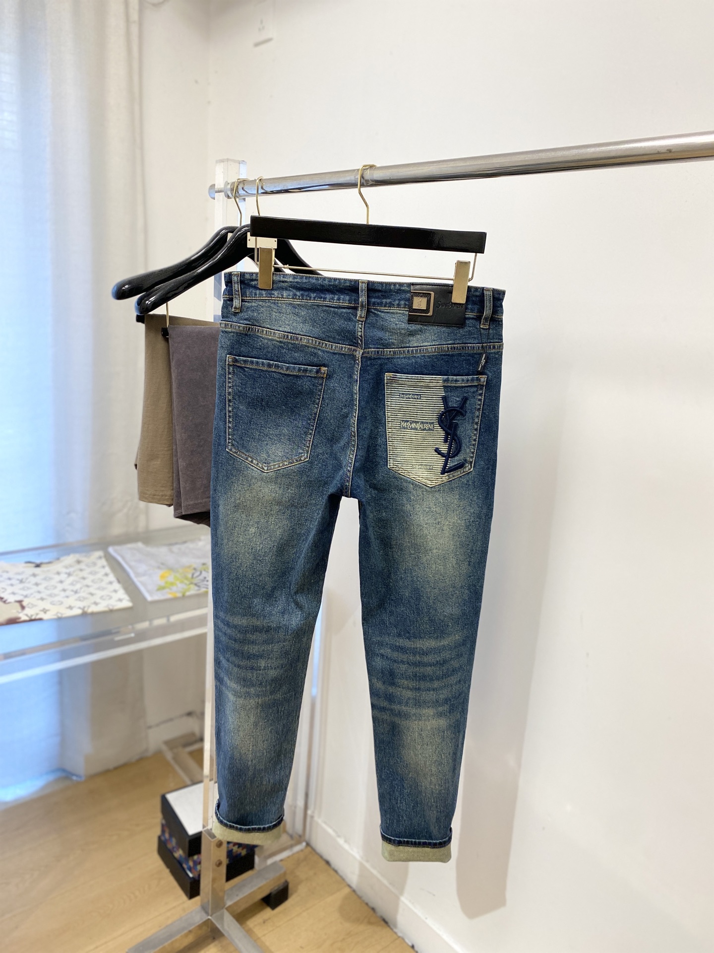 YSL 圣罗兰、2026最新品，专柜同步有售，原单狠货，水洗休闲牛仔裤，进口原版水洗弹力面料，舒适有弹性