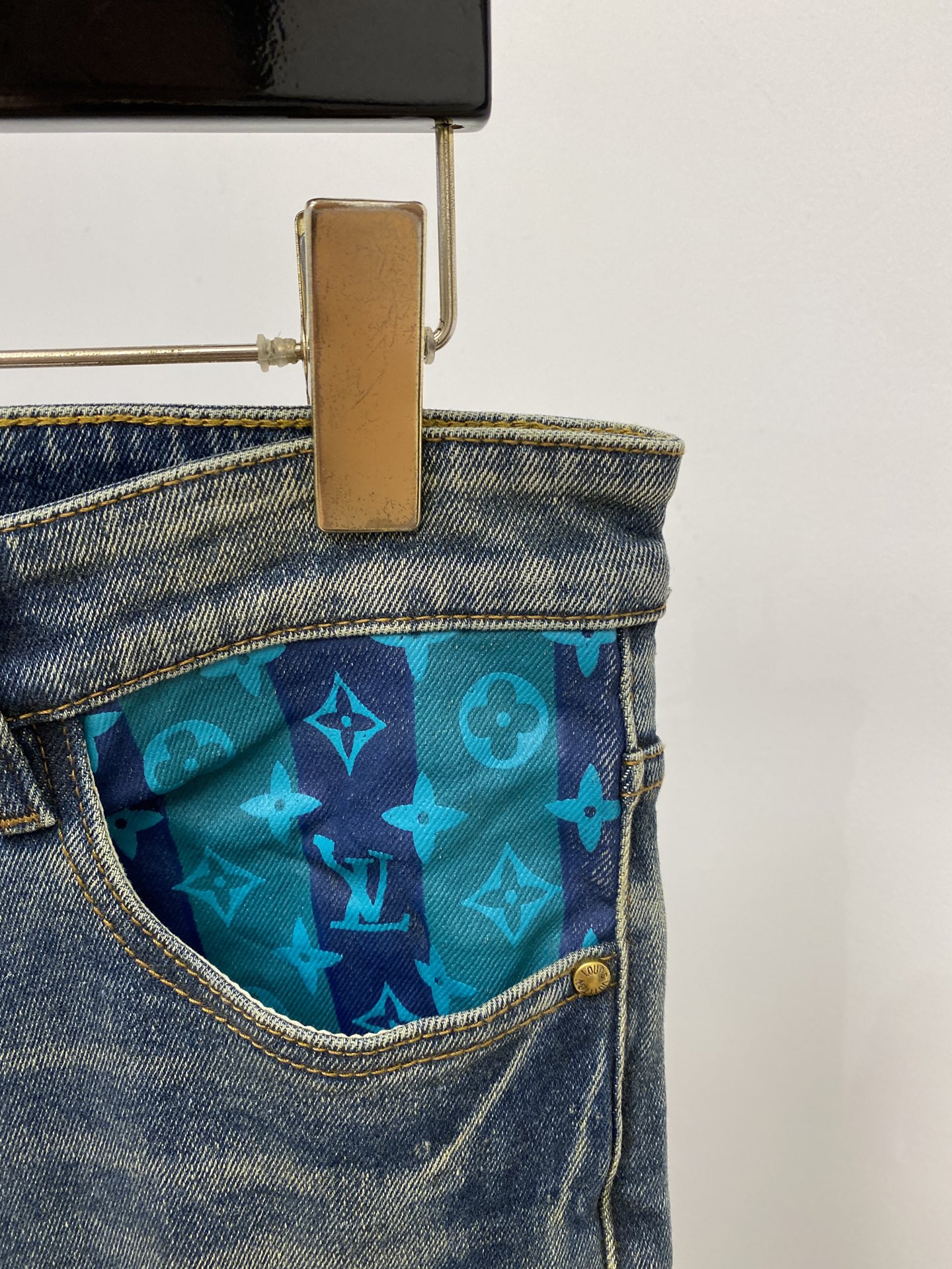 LV、2026最新品，专柜同步有售，原单狠货，水洗休闲牛仔裤，进口原版水洗弹力面料，舒适有弹性，原版五金