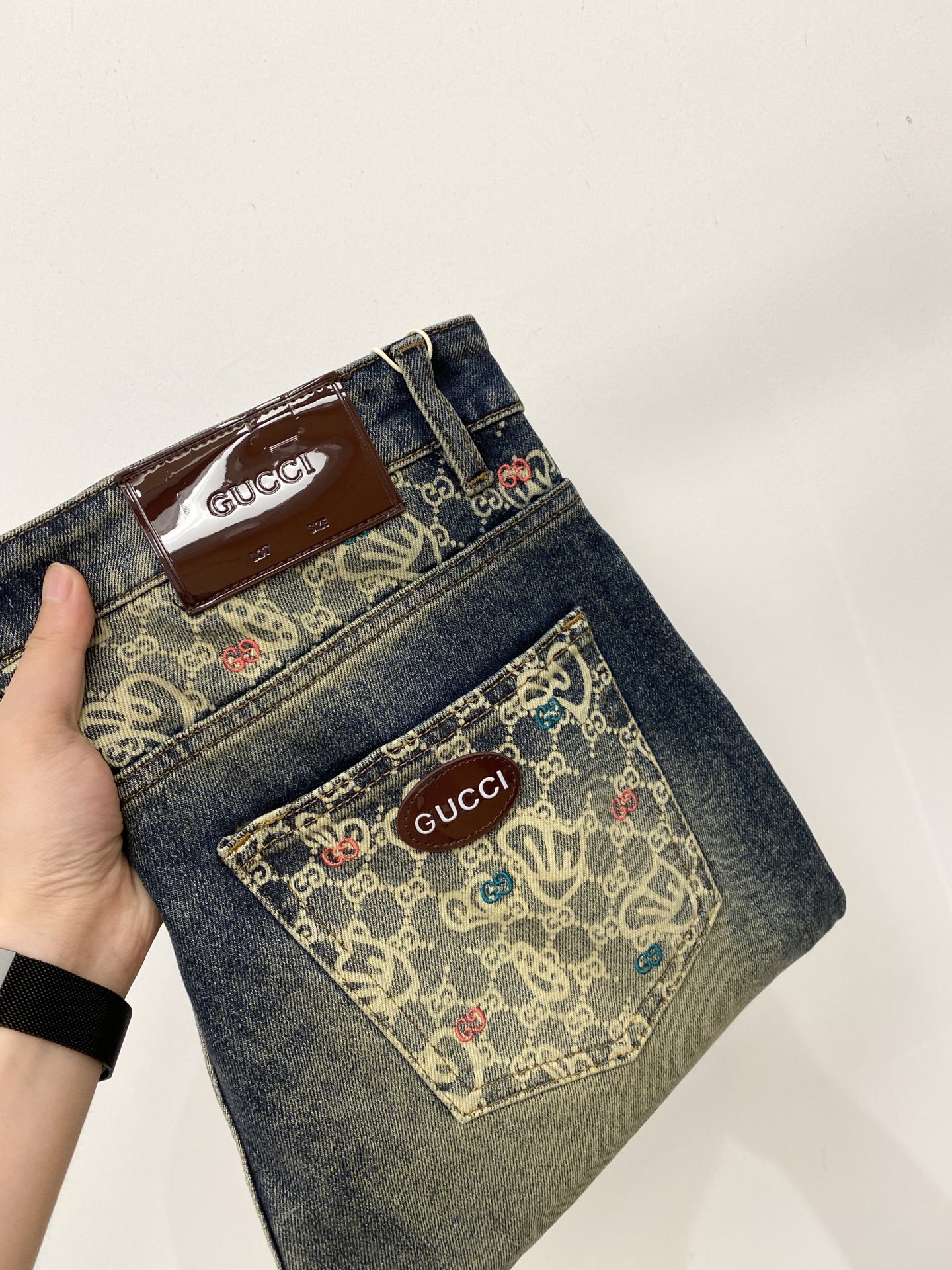 NO:935608,Gucci, 2026 latest products, available at counters simultaneously, original goods, washed casual jeans, imported original washed stretch fabrics, comfortable and elastic, original hardware accessories decorated with logo, super correct version, extremely high grade, counter quality, fashionable and stylish upper body, code number 29-40,,jeans,19860909古奇、2026最新品,专柜同步有售,原单狠货,水洗休闲牛仔裤,进口原版水洗弹力面料,舒适有弹性,原版五金辅料装饰logo,版型超正,档次极高,专柜品质,上身时尚有型,码数29-40,,jeans,,Men's clothing