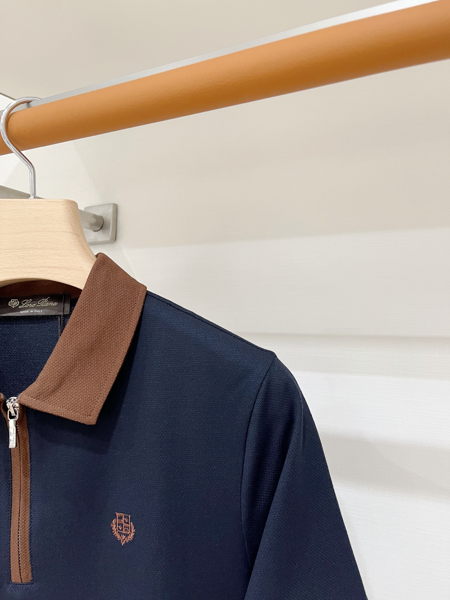 Loro Piana、2026新品短袖T恤，帅气时尚，胸前精致刺绣图案字母logo，简约百搭款。面料棉 不仅挺括，保持潮