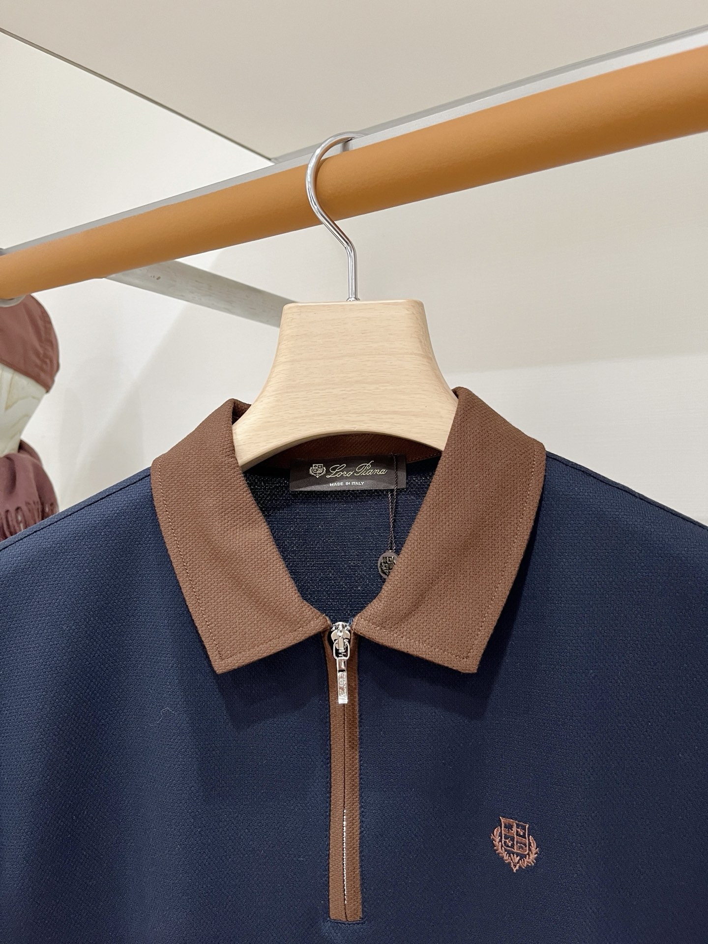 Loro Piana、2026新品短袖T恤，帅气时尚，胸前精致刺绣图案字母logo，简约百搭款。面料棉 不仅挺括，保持潮