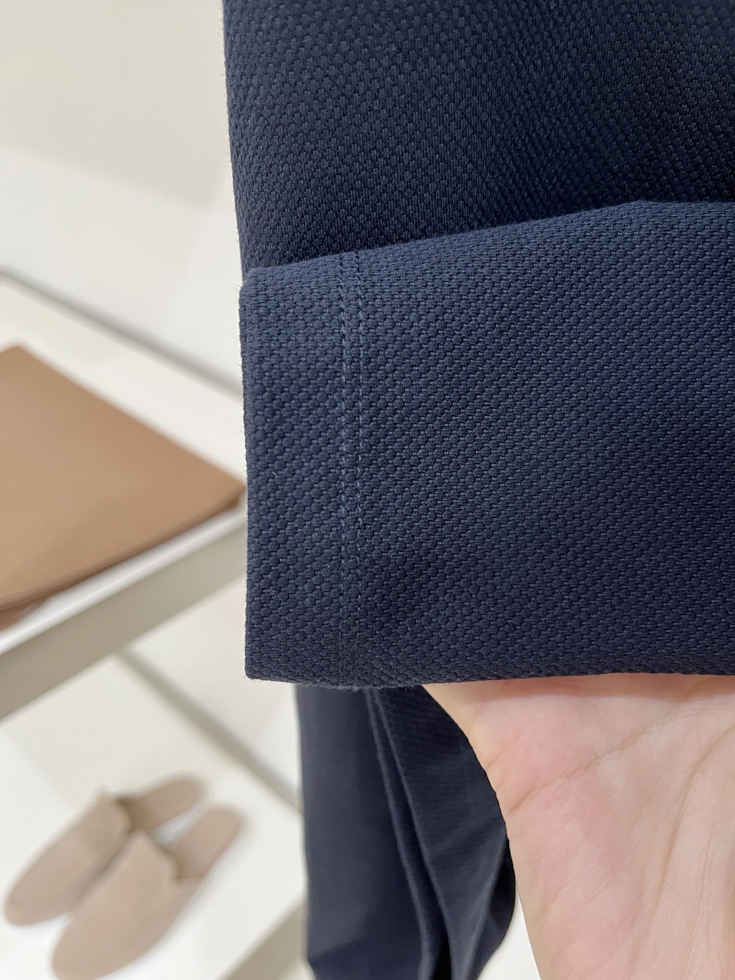 Loro Piana、2026新品短袖T恤，帅气时尚，胸前精致刺绣图案字母logo，简约百搭款。面料棉 不仅挺括，保持潮
