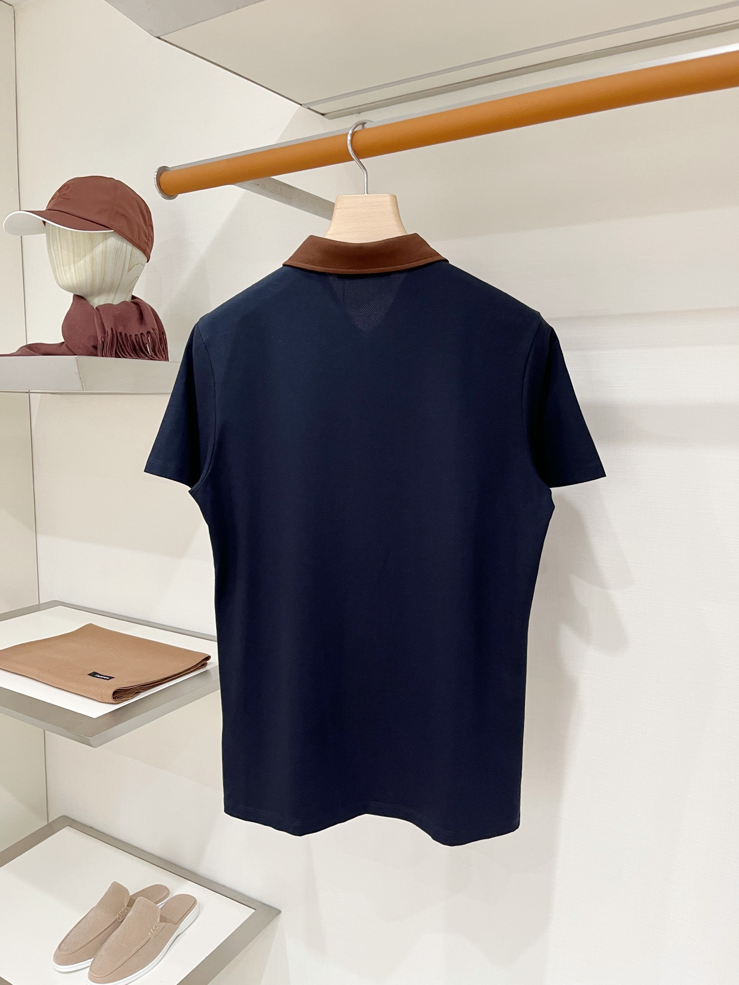 Loro Piana、2026新品短袖T恤，帅气时尚，胸前精致刺绣图案字母logo，简约百搭款。面料棉 不仅挺括，保持潮
