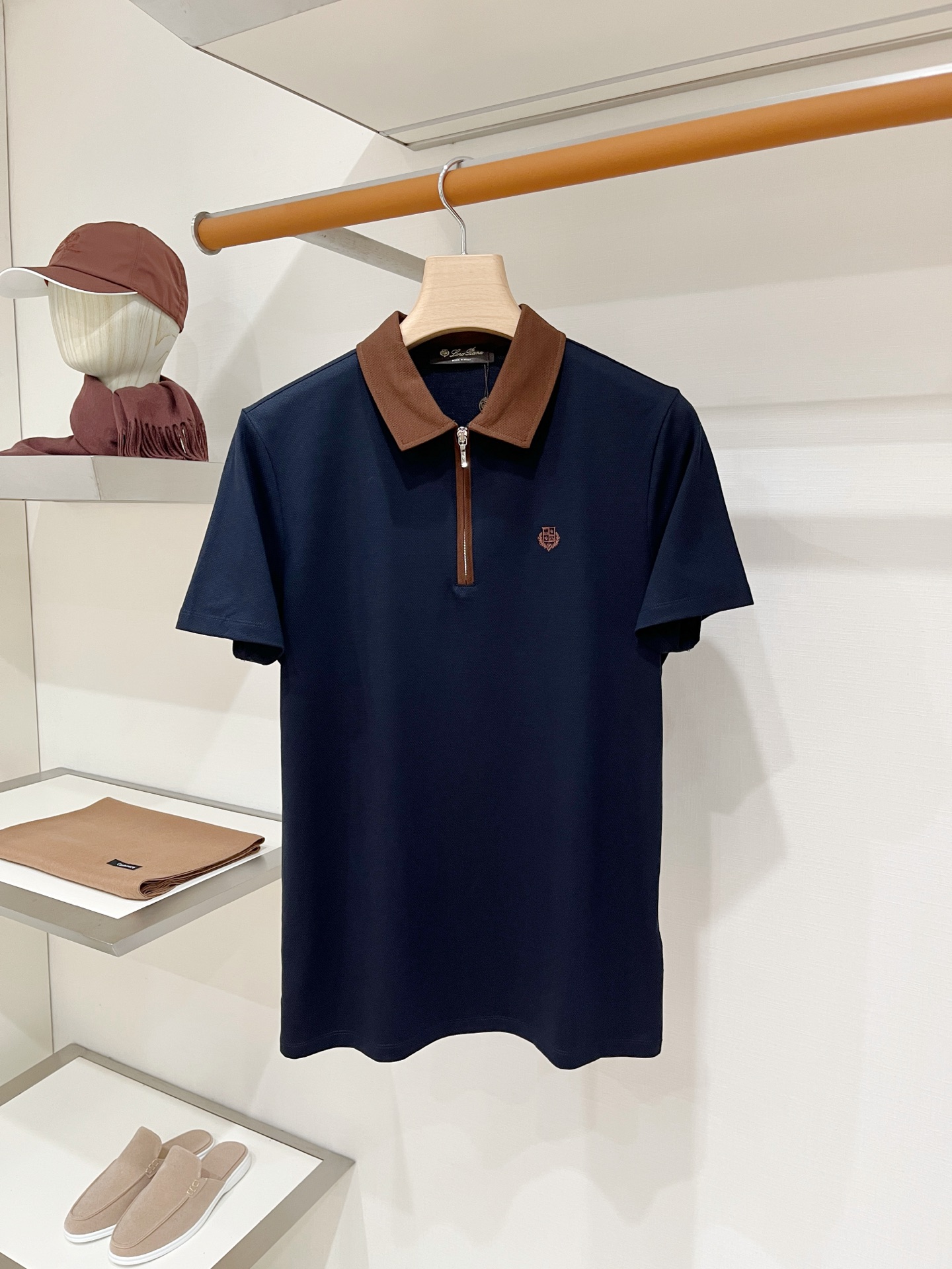 Loro Piana、2026新品短袖T恤,帅气时尚,胸前精致刺绣图案字母logo,简约百搭款。面料棉 不仅挺括,保持潮 Loro Piana、2026新品短袖T恤,帅气时尚,胸前精致刺绣图案字母logo,简约百搭款。面料棉 不仅挺括,保持潮