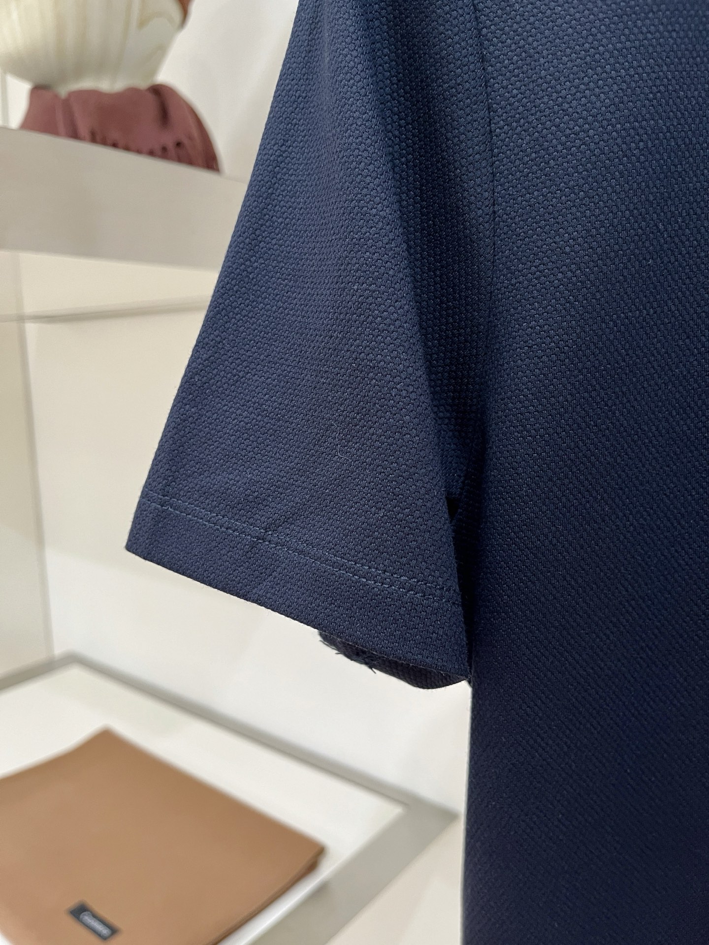 Loro Piana、2026新品短袖T恤，帅气时尚，胸前精致刺绣图案字母logo，简约百搭款。面料棉 不仅挺括，保持潮