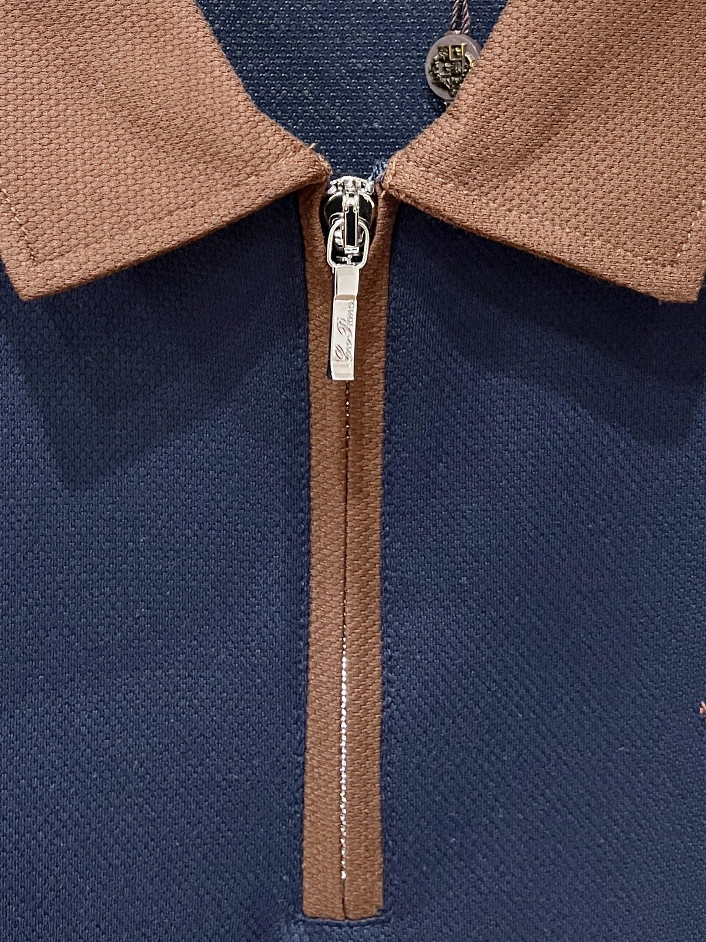 Loro Piana、2026新品短袖T恤，帅气时尚，胸前精致刺绣图案字母logo，简约百搭款。面料棉 不仅挺括，保持潮