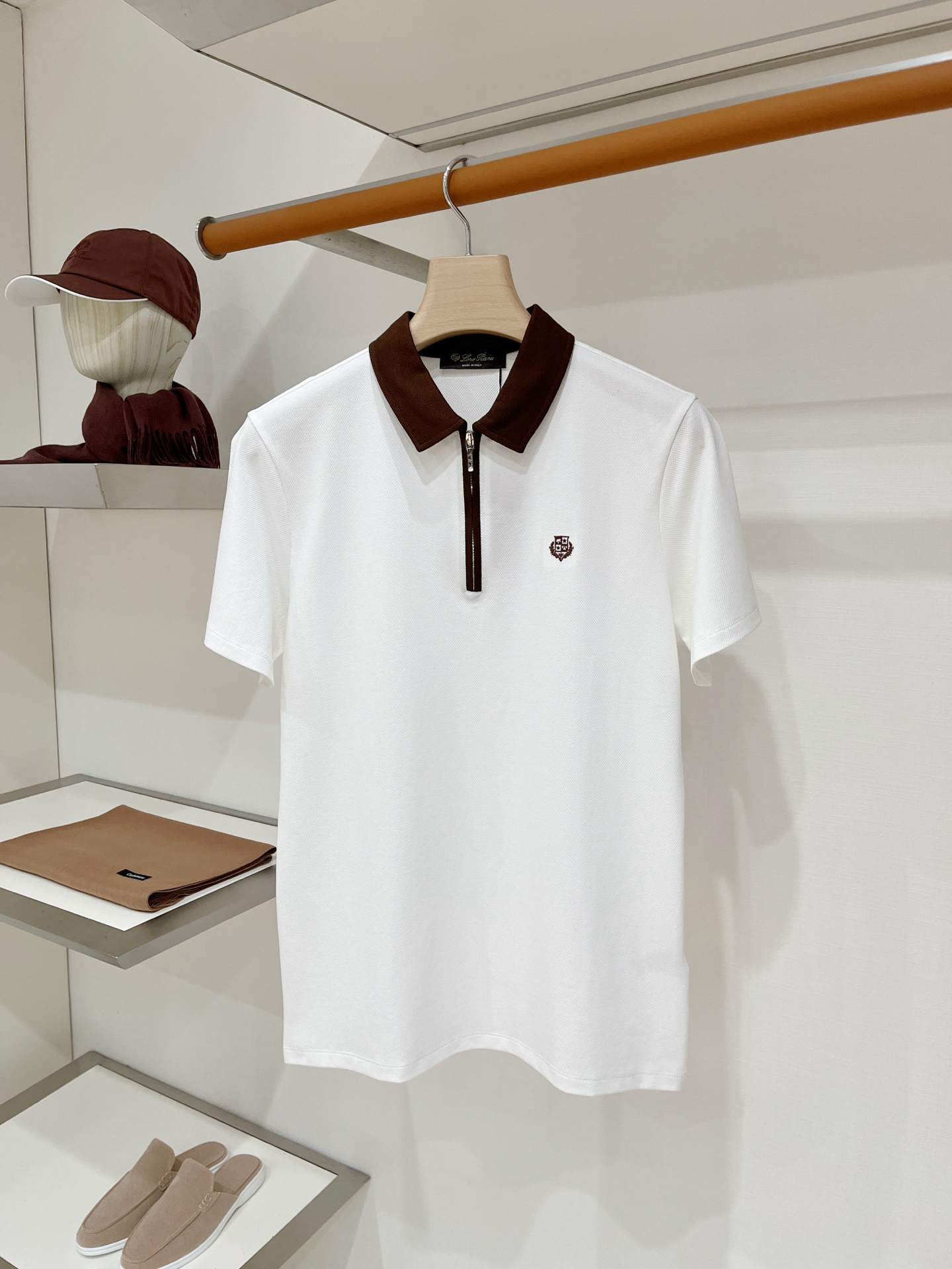 Loro Piana、2026新品短袖T恤,帅气时尚,胸前精致刺绣图案字母logo,简约百搭款。面料棉 不仅挺括,保持潮 Loro Piana、2026新品短袖T恤,帅气时尚,胸前精致刺绣图案字母logo,简约百搭款。面料棉 不仅挺括,保持潮