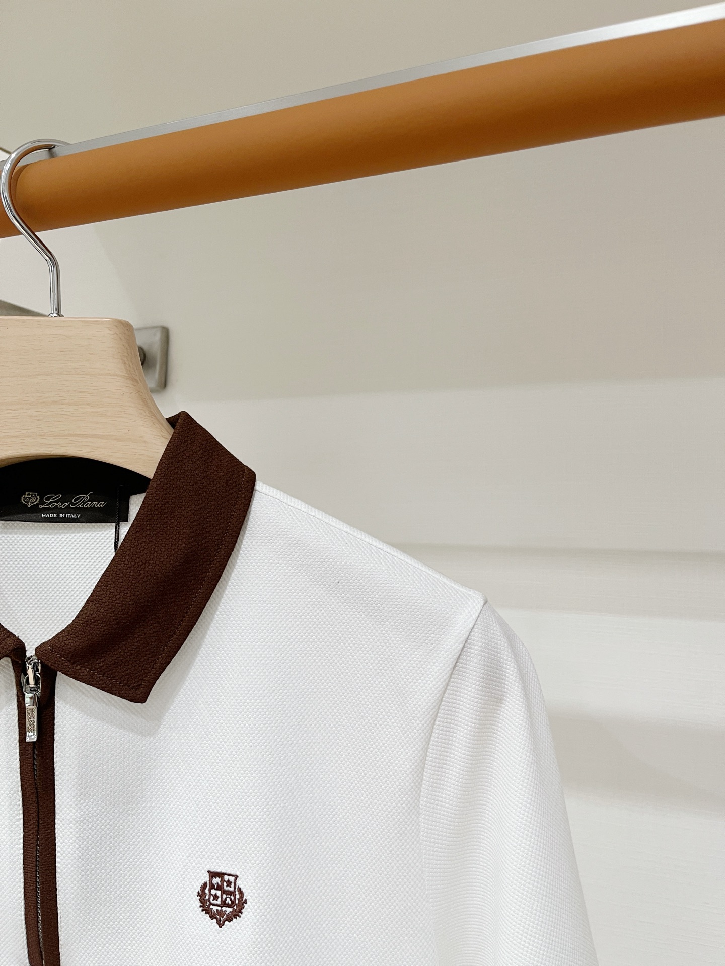 Loro Piana、2026新品短袖T恤，帅气时尚，胸前精致刺绣图案字母logo，简约百搭款。面料棉 不仅挺括，保持潮