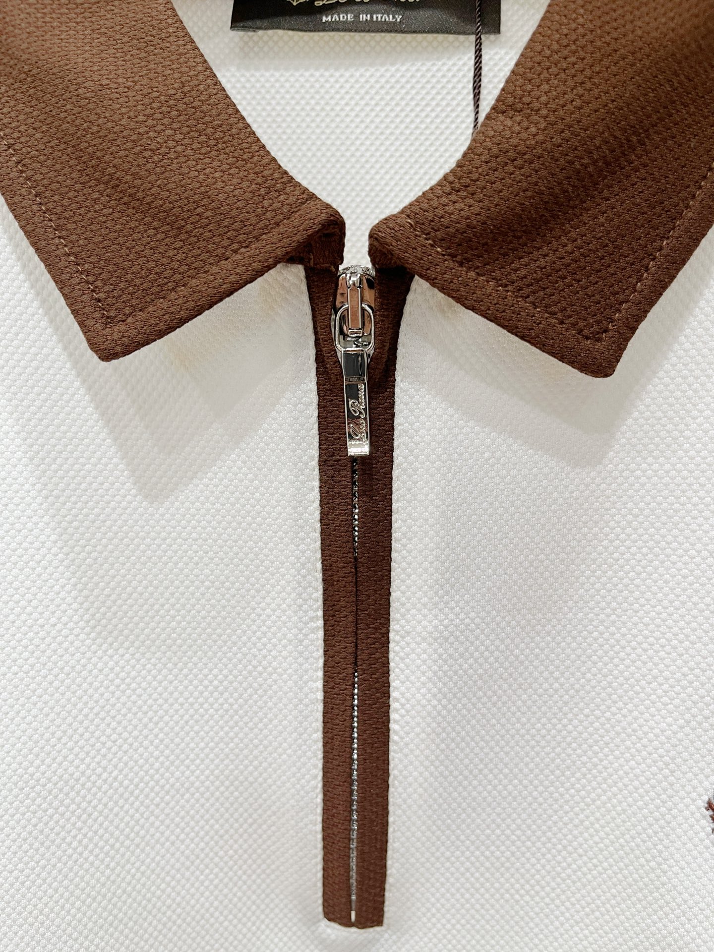 Loro Piana、2026新品短袖T恤，帅气时尚，胸前精致刺绣图案字母logo，简约百搭款。面料棉 不仅挺括，保持潮