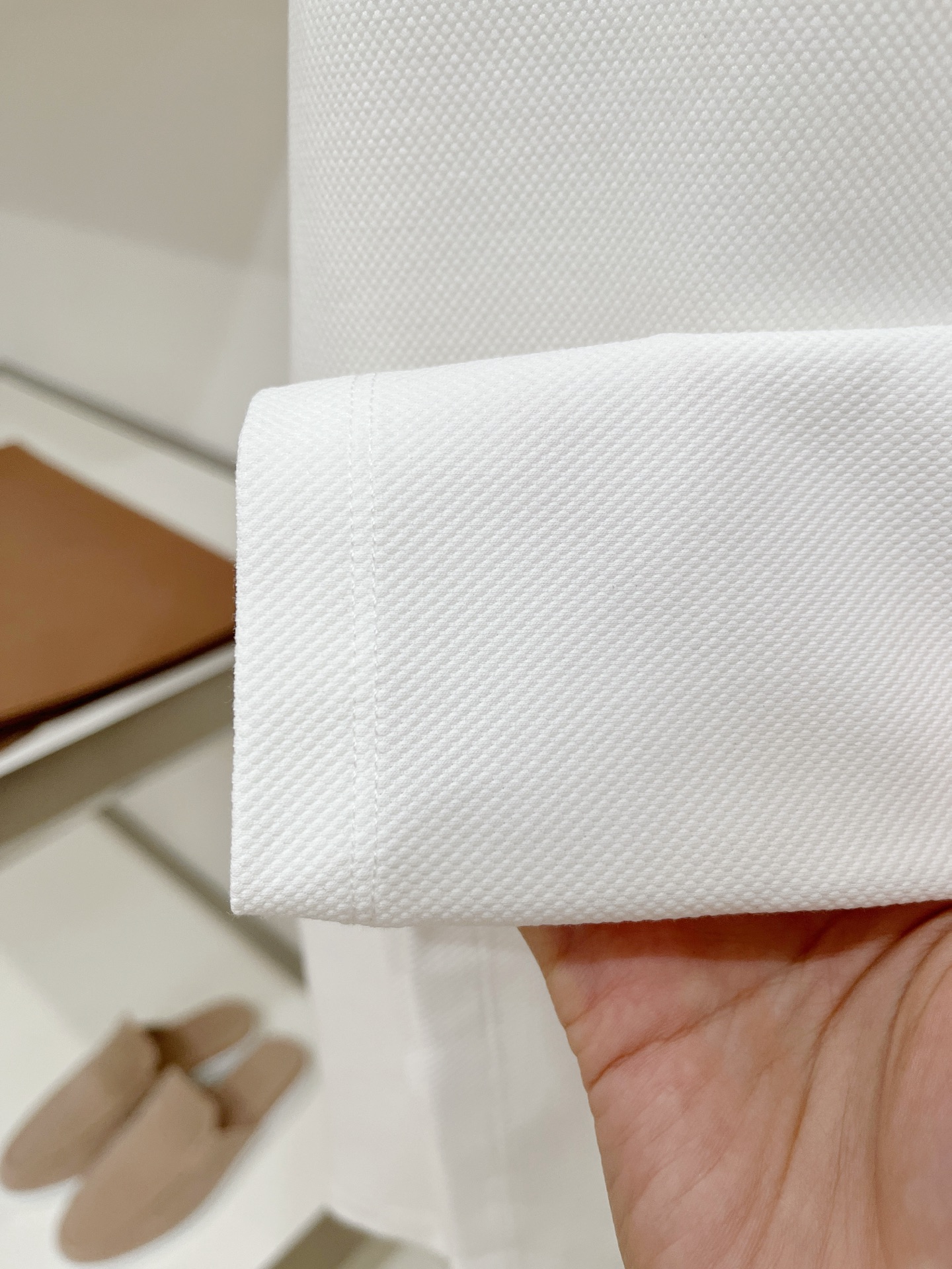 Loro Piana、2026新品短袖T恤，帅气时尚，胸前精致刺绣图案字母logo，简约百搭款。面料棉 不仅挺括，保持潮