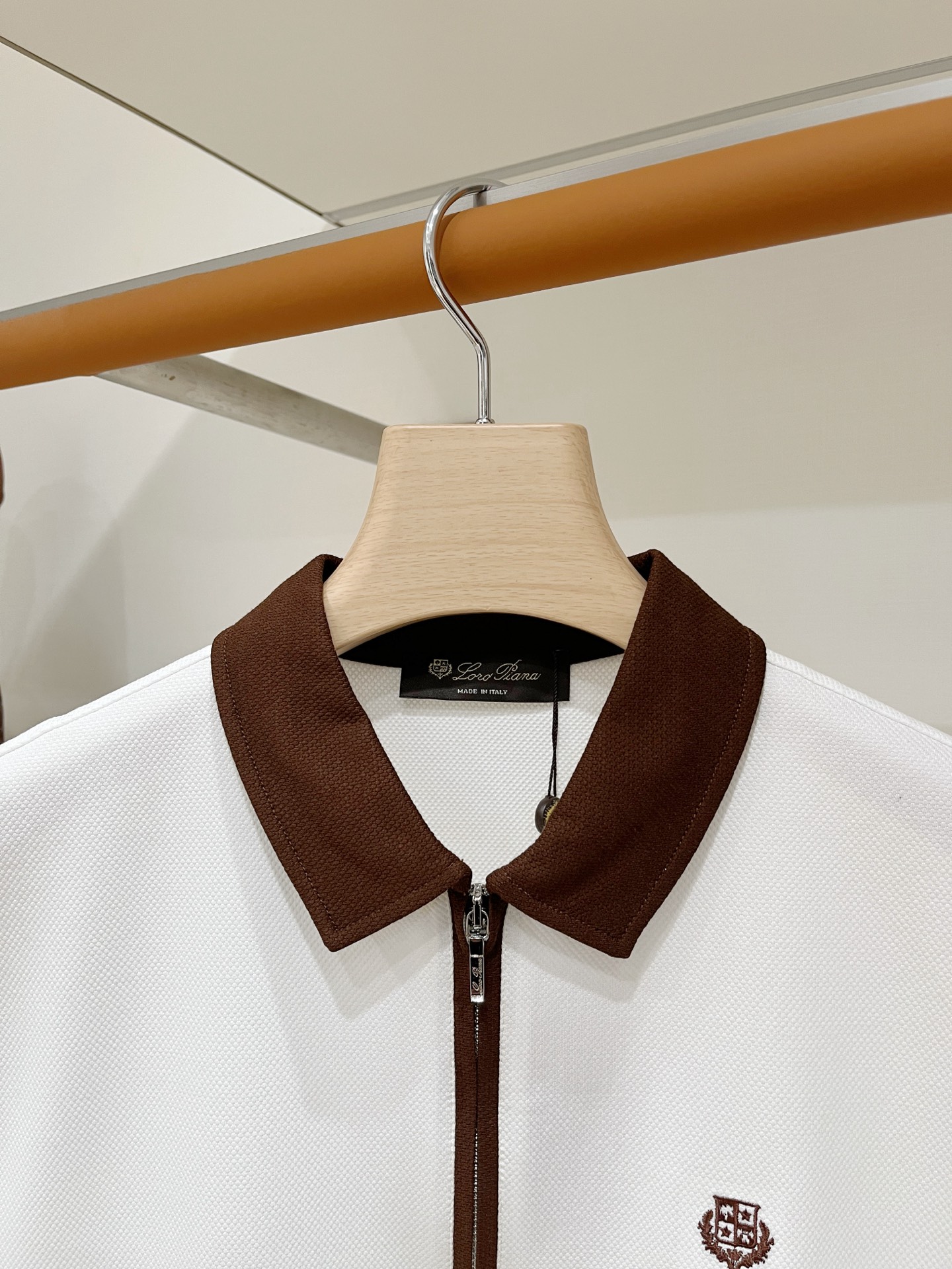 Loro Piana、2026新品短袖T恤，帅气时尚，胸前精致刺绣图案字母logo，简约百搭款。面料棉 不仅挺括，保持潮