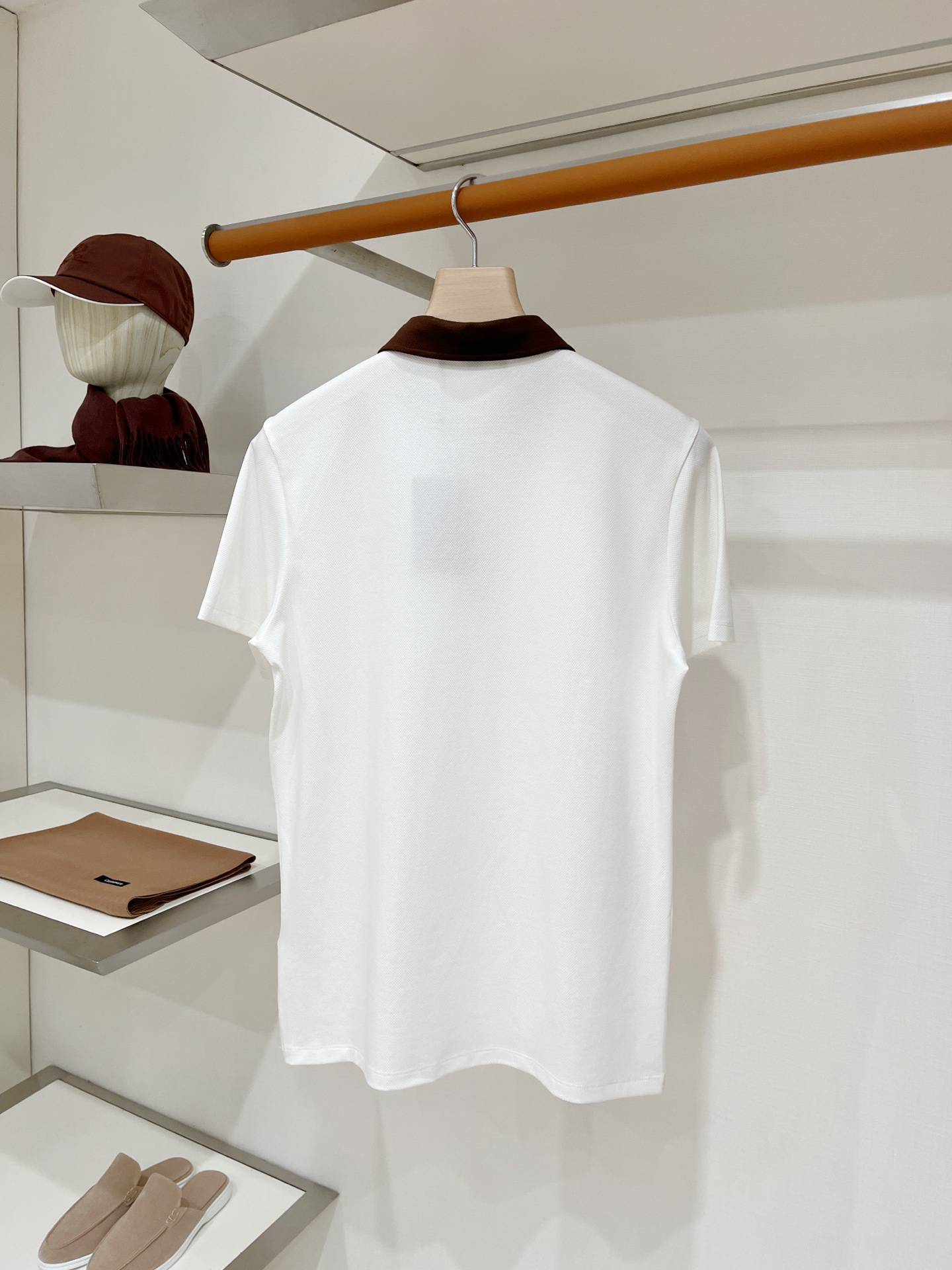Loro Piana、2026新品短袖T恤，帅气时尚，胸前精致刺绣图案字母logo，简约百搭款。面料棉 不仅挺括，保持潮