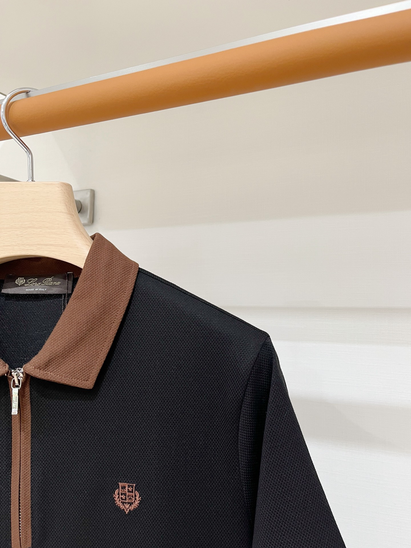 Loro Piana、2026新品短袖T恤，帅气时尚，胸前精致刺绣图案字母logo，简约百搭款。面料棉 不仅挺括，保持潮