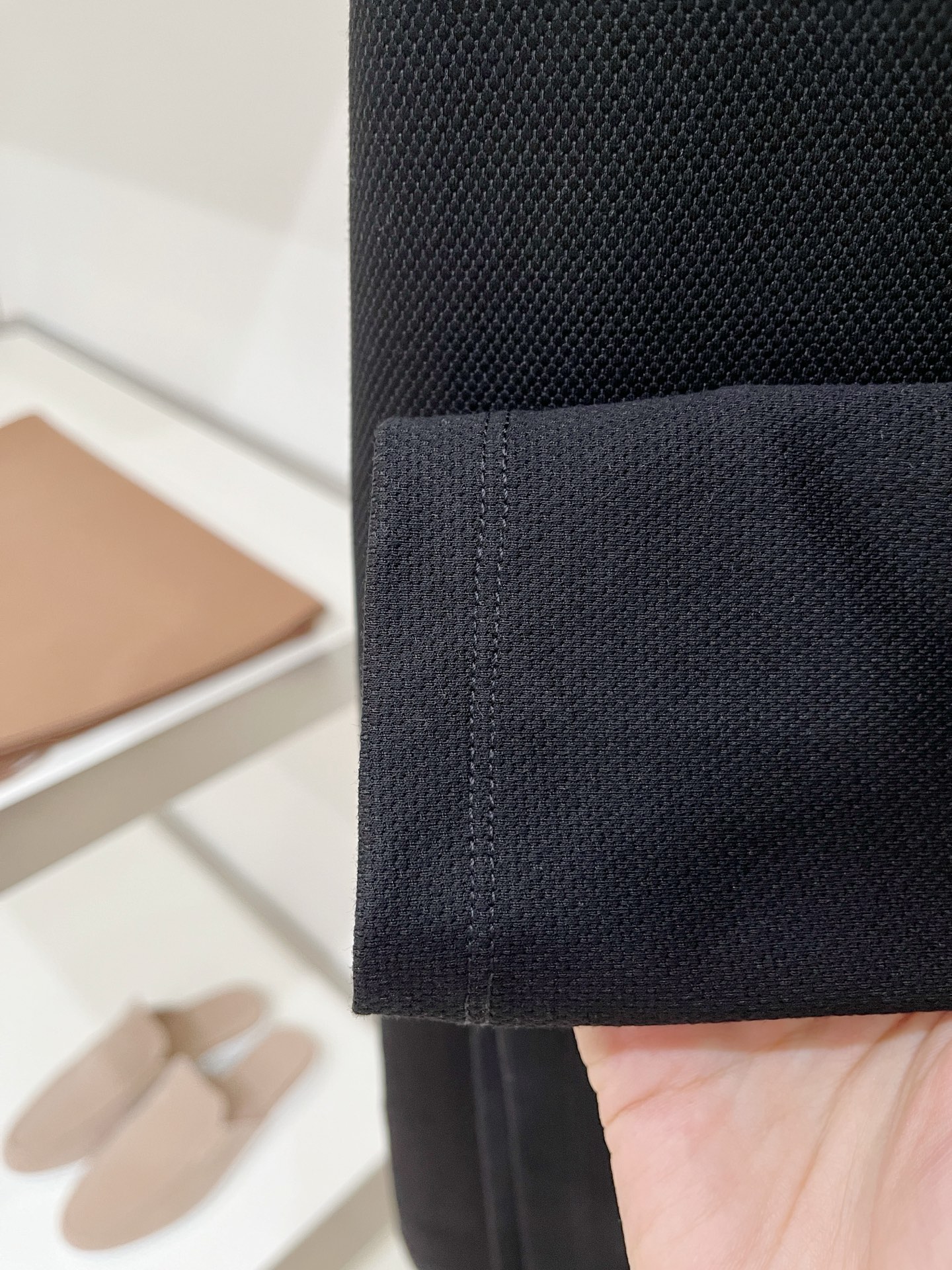 Loro Piana、2026新品短袖T恤，帅气时尚，胸前精致刺绣图案字母logo，简约百搭款。面料棉 不仅挺括，保持潮